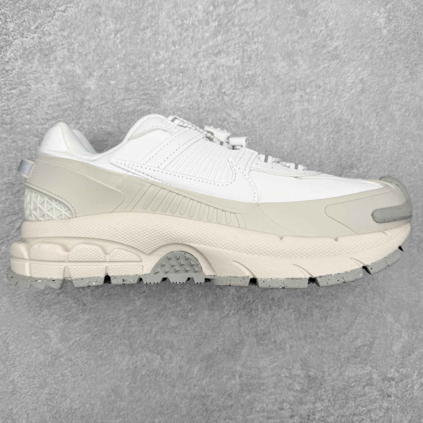 NK Zoom Vomero 5 Roam 佛莫罗5代徒步版系列经典复古增高厚底休闲运动慢跑鞋 HQ2181-004 Vomero Roam「漫游鞋」舒适性典范 工学拒水鞋面+ Air Zoom缓震配置无惧雨水 不受天气左右 助你灵活迈步 再加上厚实衬里和橡胶挡泥片 有效御寒不厚重 雨天照样利落出街 中性色调搭配简洁织物 打造百搭属性低调出街or高调亮相 都看你的男女同款不同色 轻松get多元风格 尺码：36 36.5 37.5 38 38.5 39 40 40.5 41 42 42.5 43 44 44.5 45-选品中心