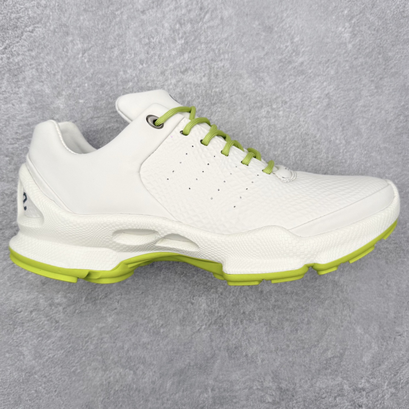 ECCO爱步跑步鞋百搭舒适 秋冬新款厚底休闲运动鞋男鞋 灵动系列 黄景瑜同款 品质牛皮鞋面，轻盈柔韧 具有良好的透气性 细腻柔软 简约系带设计 可自由调节松紧 贴合脚型 PU泡沫橡胶大底 抓地力强 具有良好的防滑耐磨性 时尚简约 休闲百搭 尺码：38 39 40 41 42 43 44 （皮鞋码）-选品中心