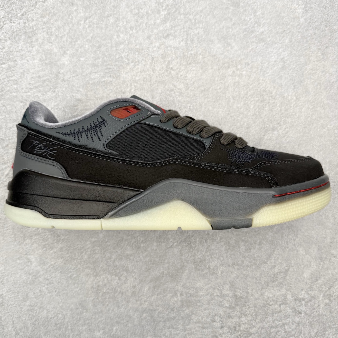 Air Jordan AJ Flight Court 乔丹低帮复古篮球鞋 设计简约又不失复古韵味鞋内的鞋垫柔软且有弹性 能够很好地缓冲落地时的冲击力鞋面的材质贴合脚部 鞋底的纹路设计合理 抓地力很强 尺码： 36 36.5 37.5 38 38.5 39 40 40.5 41 42 42.5 43 44 45 46-选品中心