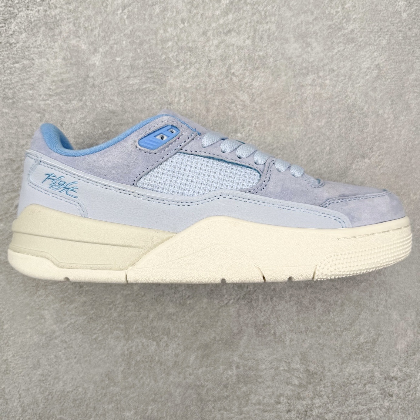 Air Jordan AJ Flight Court 乔丹低帮复古篮球鞋 设计简约又不失复古韵味鞋内的鞋垫柔软且有弹性 能够很好地缓冲落地时的冲击力鞋面的材质贴合脚部 鞋底的纹路设计合理 抓地力很强 尺码： 36 36.5 37.5 38 38.5 39 40 40.5 41 42 42.5 43 44 45 46-选品中心