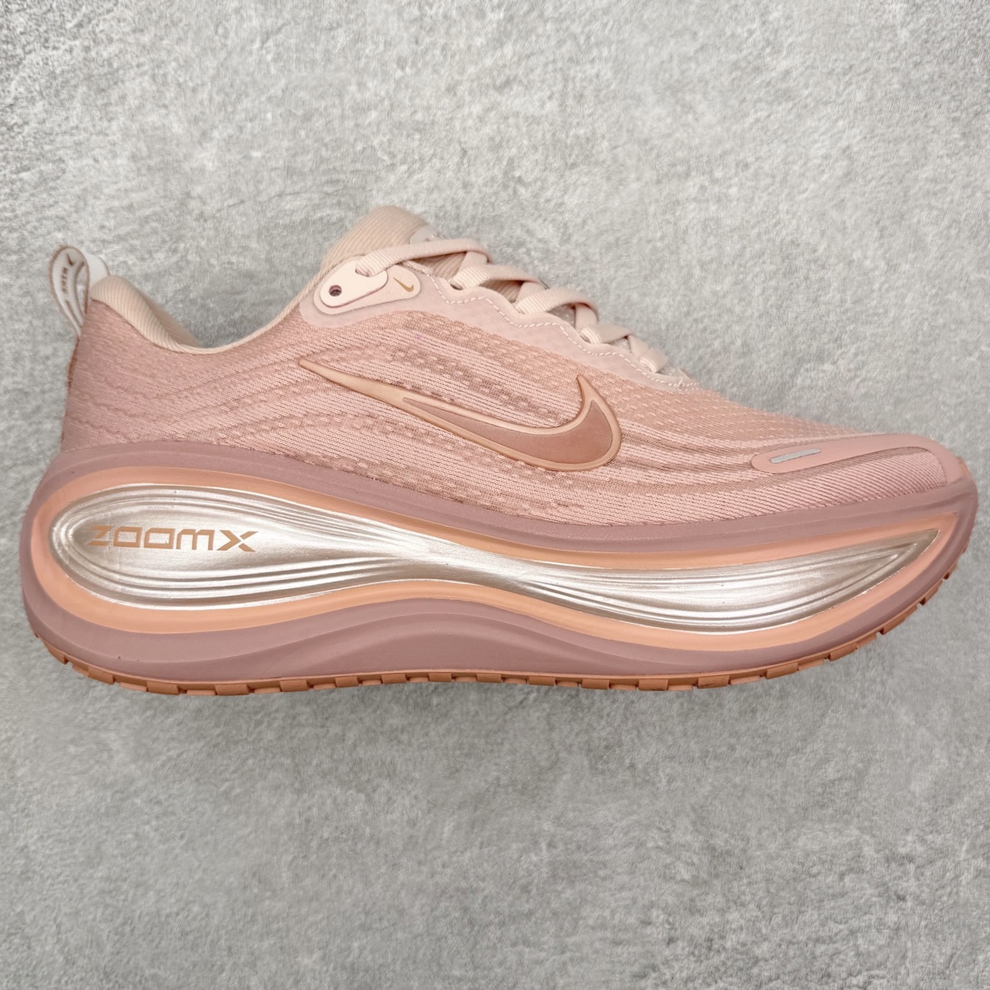 NK Vomero Plus 时尚舒适 网布防滑耐磨 低帮跑步鞋 实拍调校N版已经零色差零失真 百分百还原实物色彩所见即所得 不存在货不对板色差等低级问题 选购参考实物拍摄 不混卖不参货 只用心做好货严格选品 承诺混一赔十 尺码：36 36.5 37.5 38 38.5 39 40 40.5 41 42 42.5 43 44 44.5 45-选品中心