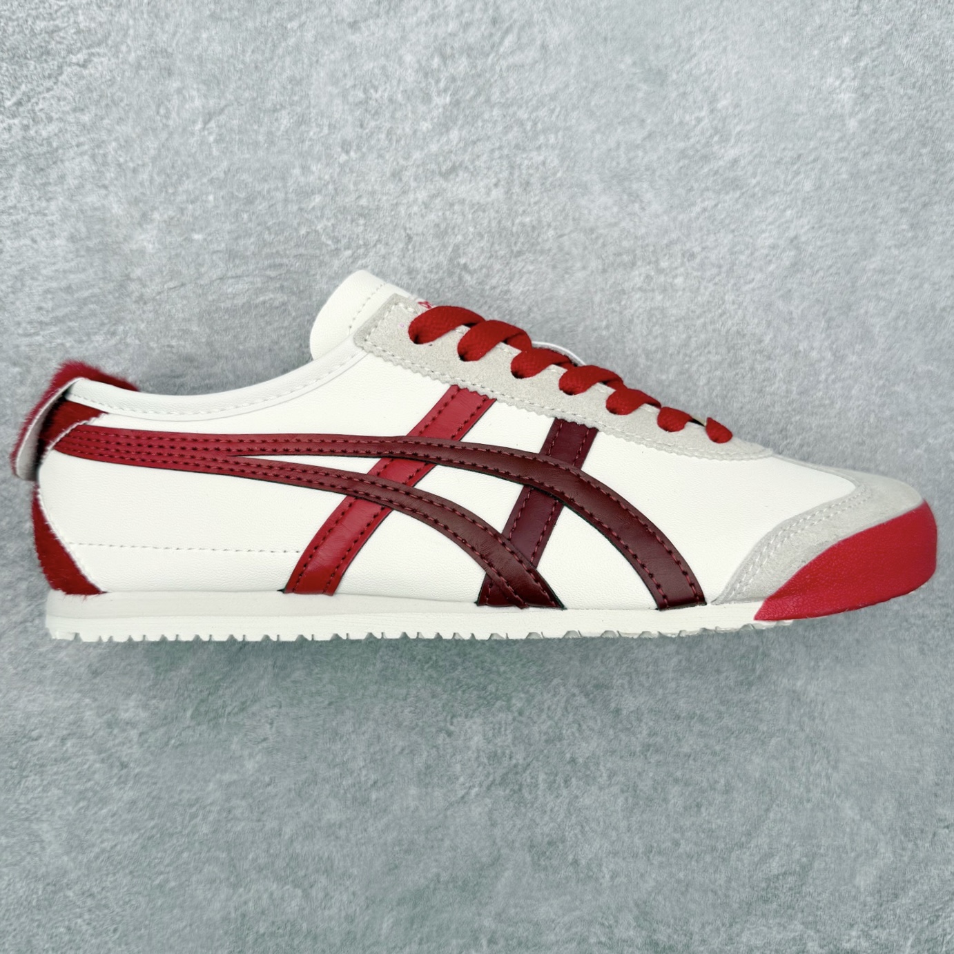 Asics Onitsuka Tiger MEXICO 66 亚瑟士鬼冢虎复古经典板鞋 市场王者选手 海外订单工厂出品 长期生产补货永不断码 超成熟稳定的做工品控 原装全套纸板楦头开发 原汁原味 完美呈现版型 私模正确鞋底咬花纹路 一比一鞋头弧度高度鞋身弧度 绝不口嗨 细节品控鞋型随意秒杀市面 原档咬花纹路私模大底 一个单元有六个三角形 总体形拼接呈现花瓣状 官方四联吊牌 原装Ortholite轻量化鞋垫 原盒原配 质保卡 说明书 钢印防尘纸 纸板中底带钢印 乳胶组合鞋垫 支持全方位的对比专柜 产品从款式颜色造型上体现出追求舒适和细节的完美 鞋类更是推崇手工制作的严谨与完美 融舒适性与可穿性的设计风格 注重细节的完美和别致魅力 既保持稳重 又不失轻松的时尚感 尺码：36 37 37.5 38 39 39.5 40 40.5 41.5 42 42.5 43.5 44 45-选品中心
