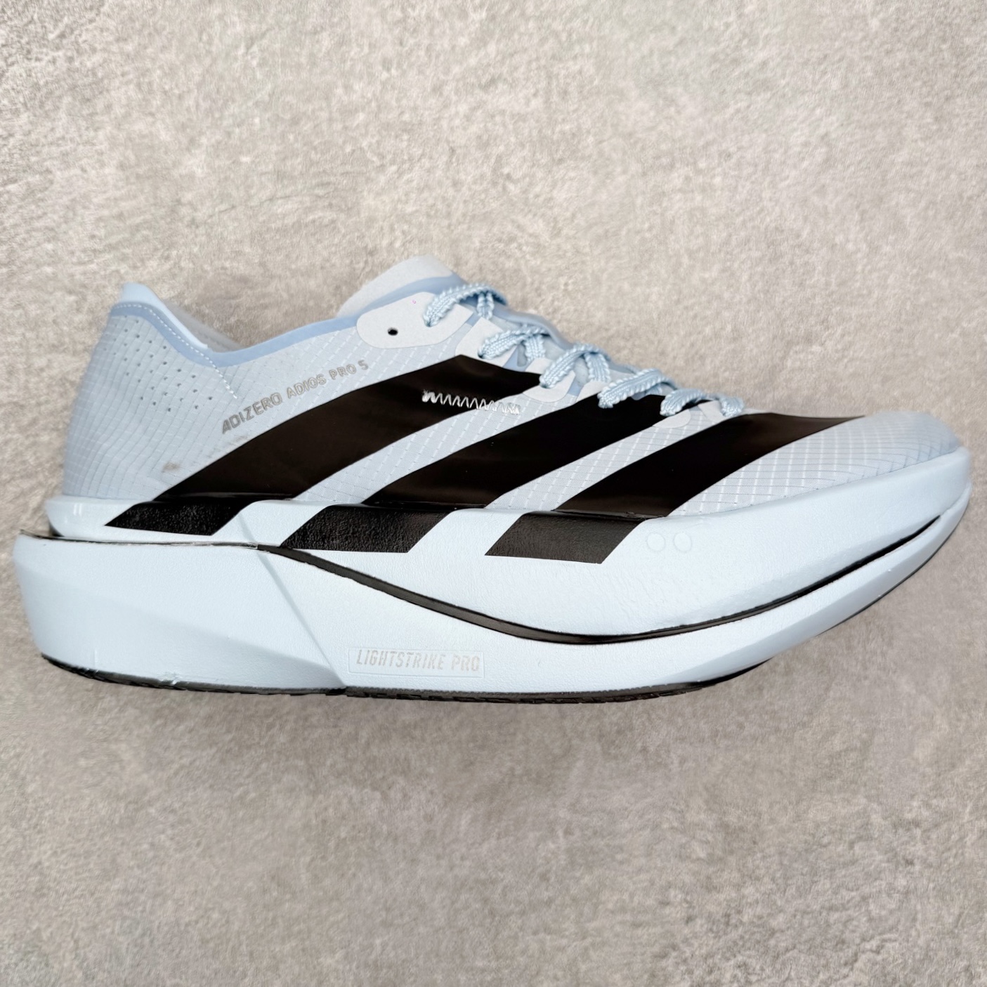 AD Adizero Adios Pro 5 马拉松竞速专业跑鞋 KI8296 CELERMESH针织网面非常轻薄 纤维间的缝隙很大 可以保证跑步时的透气、排汗效果 鞋舌直接与两侧的内衬和鞋底连接在一起 在跑步过程中不会被鞋舌的左右移动所困扰 在标准鞋带孔的基础上再拓宽一组鞋带孔 适合不同脚型的需求 突破性 EnergyRods 技术，有助于跑者实现更好的成绩 中底独特的LIGHTSTRIKE PRO泡棉材质 微弹感觉在跑步过程中给予了良好的支撑体验 对于顶级精英和高水平进阶跑者来说 ADIOS PRO是一双值得信赖的竞速比赛用鞋 尺码：36 36.5 37.5 38 38.5 39 40 40.5 41 42 42.5 43 44 44.5 45-选品中心