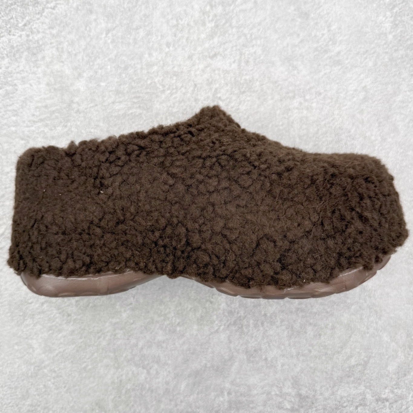 AD Originals AdiFOM Stan Smith Mule 防滑耐磨轻便运动凉鞋穆勒厨师鞋 加绒版 JR2347 重金购入原鞋及原档案磨具生产指令开发 鞋头部位凹凸有致 横向大面积波浪纹理 后跟Logo 凹凸明显 轮廓分明 描漆定位精准 公整无偏差不溢出 LOGO内侧钢印清晰工整 原厂磨具全鞋无多余毛边 同源公司EVA粒子环保塑料 原厂指令配方 无任何异味 弹性卡色均保持原鞋一致 匠心打造 鞋口弧度大小 鞋面色泽质感同步原鞋 LOGO内侧钢印清晰工整 中底部分带原厂钢印编号 原厂Ortholite欧斯莱鞋垫 区别掉渣海玻璃鞋垫 吸汗防臭的效果无法相提并论 原厂定制原标 同比ZP 符合人体设计 轻松脚感 一穿即走 这款拖鞋旨在致敬经典的Stan Smith 简约鞋面和后跟细节灵感源于原版 并通过厚实的比例和超光滑的触感 带来现代风格的革新 采用含有甘蔗制成的泡沫材料 心系环保 摆脱绑带或鞋带束缚 易于穿脱 保持舒适 采用天然可再生材料 旨在帮助减少塑料污染 偏小一码 尺码：36 37 38 39 40 41 42 43 44-选品中心