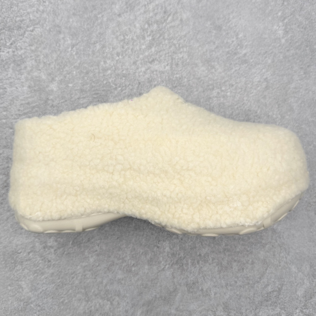 AD Originals AdiFOM Stan Smith Mule 防滑耐磨轻便运动凉鞋穆勒厨师鞋 加绒版 JR7378 重金购入原鞋及原档案磨具生产指令开发 鞋头部位凹凸有致 横向大面积波浪纹理 后跟Logo 凹凸明显 轮廓分明 描漆定位精准 公整无偏差不溢出 LOGO内侧钢印清晰工整 原厂磨具全鞋无多余毛边 同源公司EVA粒子环保塑料 原厂指令配方 无任何异味 弹性卡色均保持原鞋一致 匠心打造 鞋口弧度大小 鞋面色泽质感同步原鞋 LOGO内侧钢印清晰工整 中底部分带原厂钢印编号 原厂Ortholite欧斯莱鞋垫 区别掉渣海玻璃鞋垫 吸汗防臭的效果无法相提并论 原厂定制原标 同比ZP 符合人体设计 轻松脚感 一穿即走 这款拖鞋旨在致敬经典的Stan Smith 简约鞋面和后跟细节灵感源于原版 并通过厚实的比例和超光滑的触感 带来现代风格的革新 采用含有甘蔗制成的泡沫材料 心系环保 摆脱绑带或鞋带束缚 易于穿脱 保持舒适 采用天然可再生材料 旨在帮助减少塑料污染 偏小一码 尺码：36 37 38 39 40 41 42 43 44-选品中心