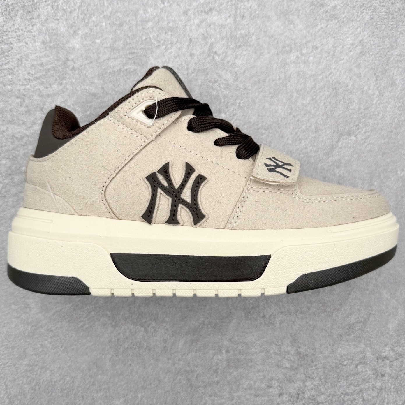 MLB Chunky Liner Basic Mid 学长鞋系列中帮老爹风轻量增高厚底百搭休闲运动板鞋 高级街头休閒品牌MLB公开了新推出的Chunky Liner系列，以#学长鞋#之名，定义每个人的少年感！MLB在Big Ball Chunkey,High Chunkey等推出的每款运动鞋都大受欢迎，成爲运动鞋的爆款店，在2022年推出了新风格的运动鞋“Chunky Liner”系列。Chunky Liner是从棒球鞋中获得灵感设计，添加了气质街头时尚的运动鞋。在产品上市的同时推出一些海报中，它展现追求自己个性的顾客们的Flex形象和多样的搭配。特别是夹克和连衣裙等正式单品加上球帽，运动鞋等运动单品的混搭，展现更加时尚的搭配，给人舒适又酷的感觉。Chunky Liner是灵感来自于直线延伸的强打者的击球,鞋帮图案加上反向反射材质的Pipping线条，突显了细节。Outsol以棒球和MLB标志爲主题进行了设计,被评价爲体现了MLB独有的个性。 高弹性、吸汗、复原力卓越的开孔材质的鞋垫。尺码：35 36 36.5 37.5 38 38.5 39 40 40.5 41 42 42.5 43 44 45-选品中心