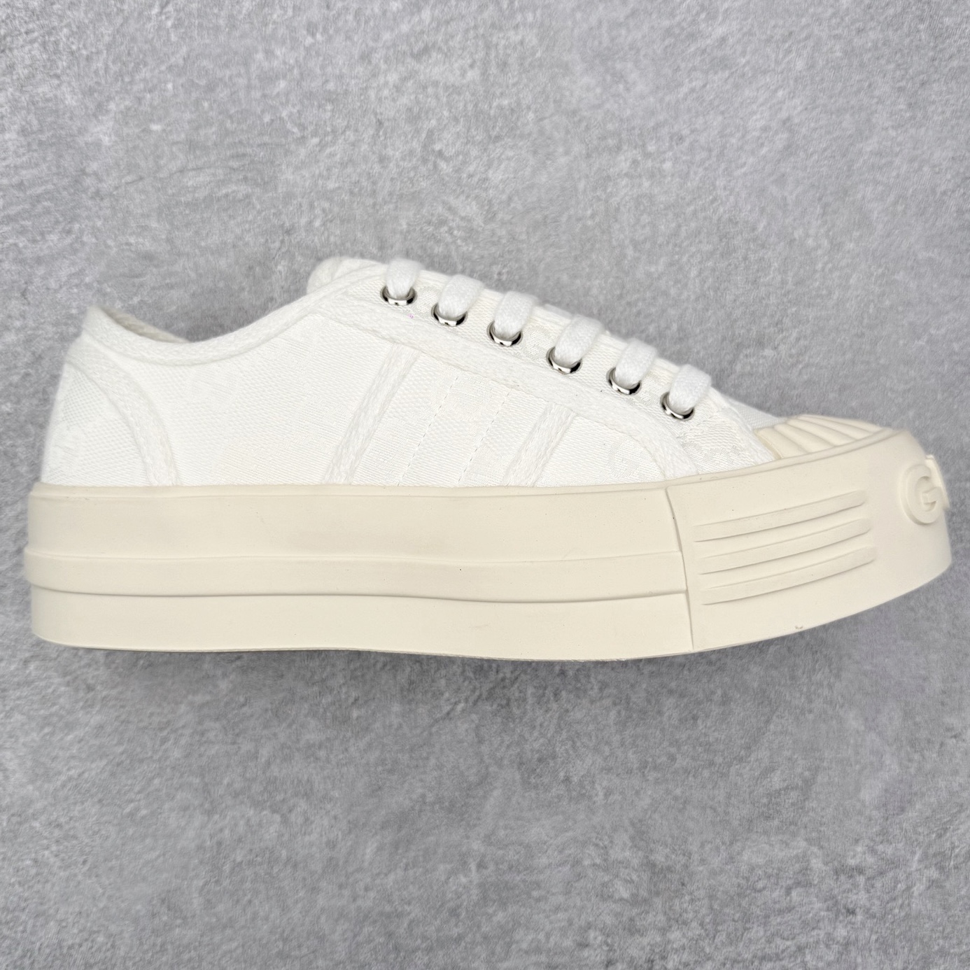 【步履生风 自在如云】Gucci厚底布鞋 引领新风尚 🌟 5cm隐形增高术 悄悄拉长腿部线条，矮个子救星/小个子神器 软弹缓震厚底设计，踩出「踩屎感」舒适 却比老爹鞋轻60%，仿佛赤足踏云而行 🔥 三重新潮基因 🔥 ✅ 非遗千层纳底工艺 128道针脚手工缝制，比普通布鞋耐磨3倍 ✅ 3D立体足弓承托 记忆海绵鞋垫+透气网纱内里，暴走2万步不累脚 ✅ 解构主义新美学 撞色滚边/水墨书法/青花瓷纹样，汉服、牛仔裤皆可配 「让双脚在钢筋森林里，重获老布鞋的温柔」 点击下方小车，解锁你的云端漫步体验 ☁️ 配码：35-40-选品中心