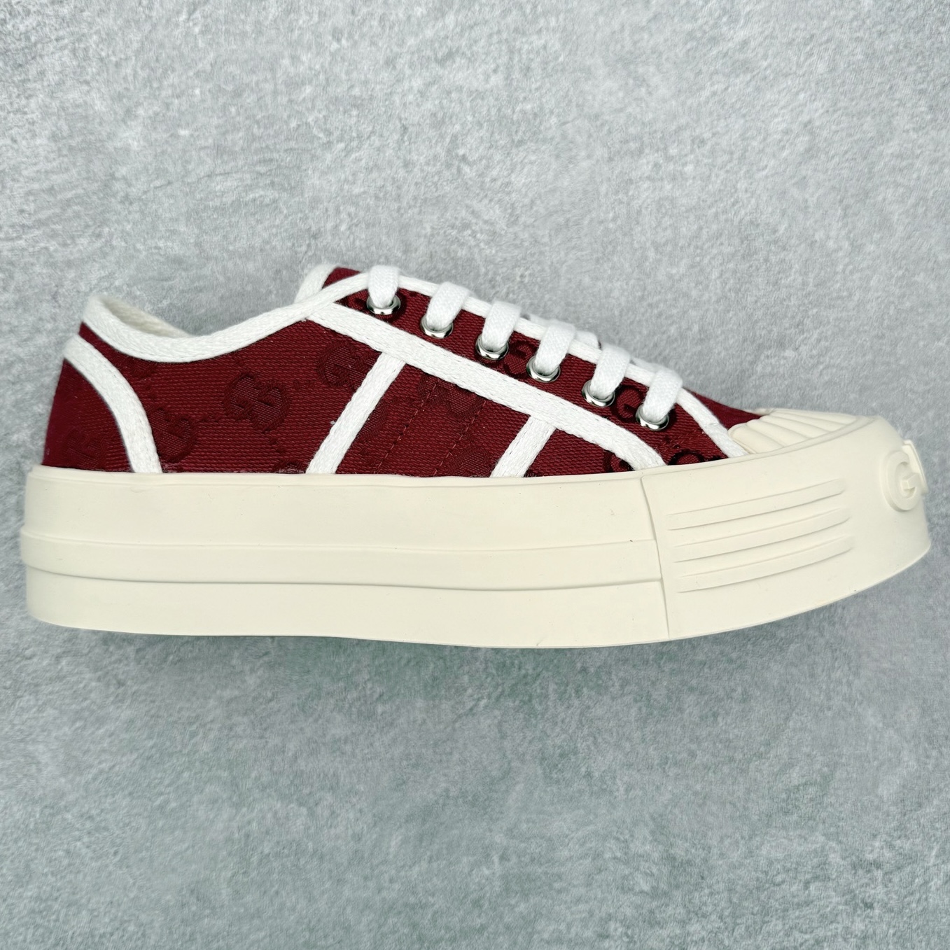 【步履生风 自在如云】Gucci厚底布鞋 引领新风尚 🌟 5cm隐形增高术 悄悄拉长腿部线条，矮个子救星/小个子神器 软弹缓震厚底设计，踩出「踩屎感」舒适 却比老爹鞋轻60%，仿佛赤足踏云而行 🔥 三重新潮基因 🔥 ✅ 非遗千层纳底工艺 128道针脚手工缝制，比普通布鞋耐磨3倍 ✅ 3D立体足弓承托 记忆海绵鞋垫+透气网纱内里，暴走2万步不累脚 ✅ 解构主义新美学 撞色滚边/水墨书法/青花瓷纹样，汉服、牛仔裤皆可配 「让双脚在钢筋森林里，重获老布鞋的温柔」 点击下方小车，解锁你的云端漫步体验 ☁️ 配码：35-40-选品中心