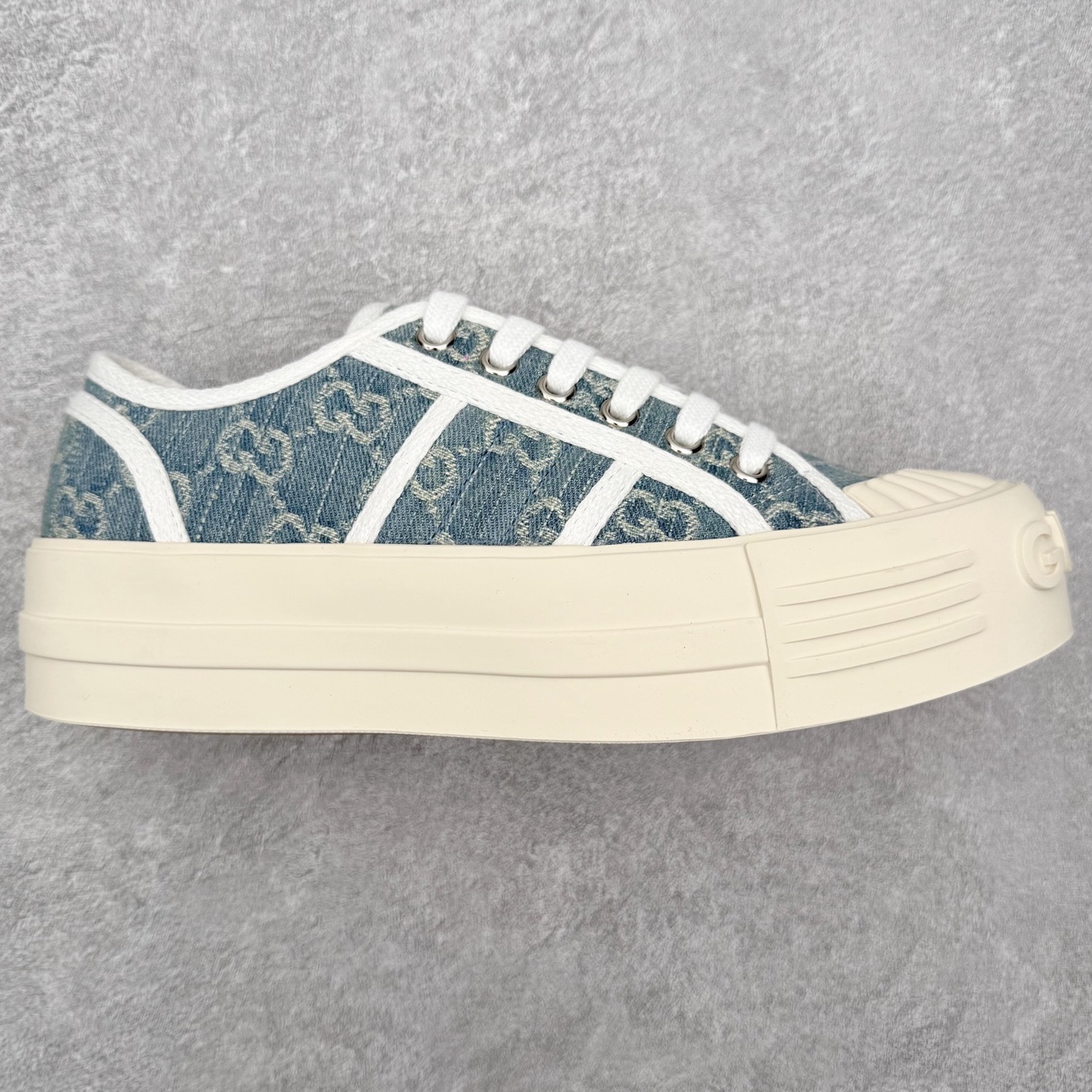 【步履生风 自在如云】Gucci厚底布鞋 引领新风尚 🌟 5cm隐形增高术 悄悄拉长腿部线条，矮个子救星/小个子神器 软弹缓震厚底设计，踩出「踩屎感」舒适 却比老爹鞋轻60%，仿佛赤足踏云而行 🔥 三重新潮基因 🔥 ✅ 非遗千层纳底工艺 128道针脚手工缝制，比普通布鞋耐磨3倍 ✅ 3D立体足弓承托 记忆海绵鞋垫+透气网纱内里，暴走2万步不累脚 ✅ 解构主义新美学 撞色滚边/水墨书法/青花瓷纹样，汉服、牛仔裤皆可配 「让双脚在钢筋森林里，重获老布鞋的温柔」 点击下方小车，解锁你的云端漫步体验 ☁️ 配码：35-40-选品中心