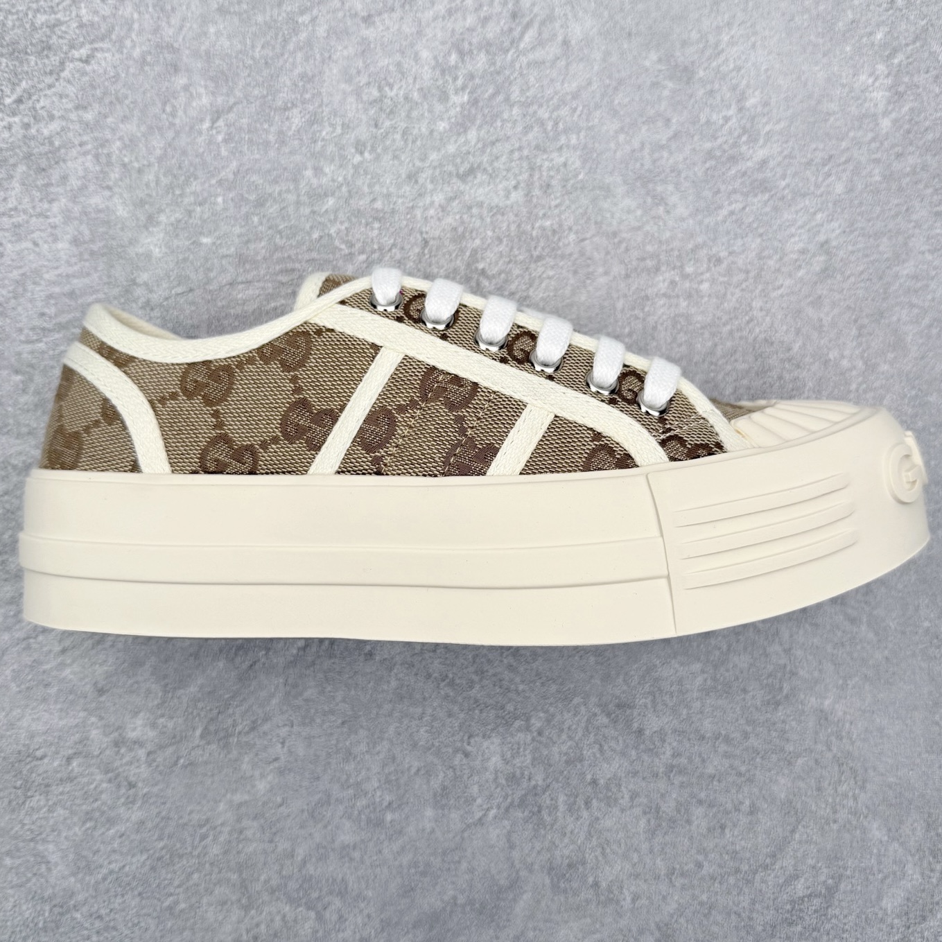 【步履生风 自在如云】Gucci厚底布鞋 引领新风尚 🌟 5cm隐形增高术 悄悄拉长腿部线条，矮个子救星/小个子神器 软弹缓震厚底设计，踩出「踩屎感」舒适 却比老爹鞋轻60%，仿佛赤足踏云而行 🔥 三重新潮基因 🔥 ✅ 非遗千层纳底工艺 128道针脚手工缝制，比普通布鞋耐磨3倍 ✅ 3D立体足弓承托 记忆海绵鞋垫+透气网纱内里，暴走2万步不累脚 ✅ 解构主义新美学 撞色滚边/水墨书法/青花瓷纹样，汉服、牛仔裤皆可配 「让双脚在钢筋森林里，重获老布鞋的温柔」 点击下方小车，解锁你的云端漫步体验 ☁️ 配码：35-40-选品中心