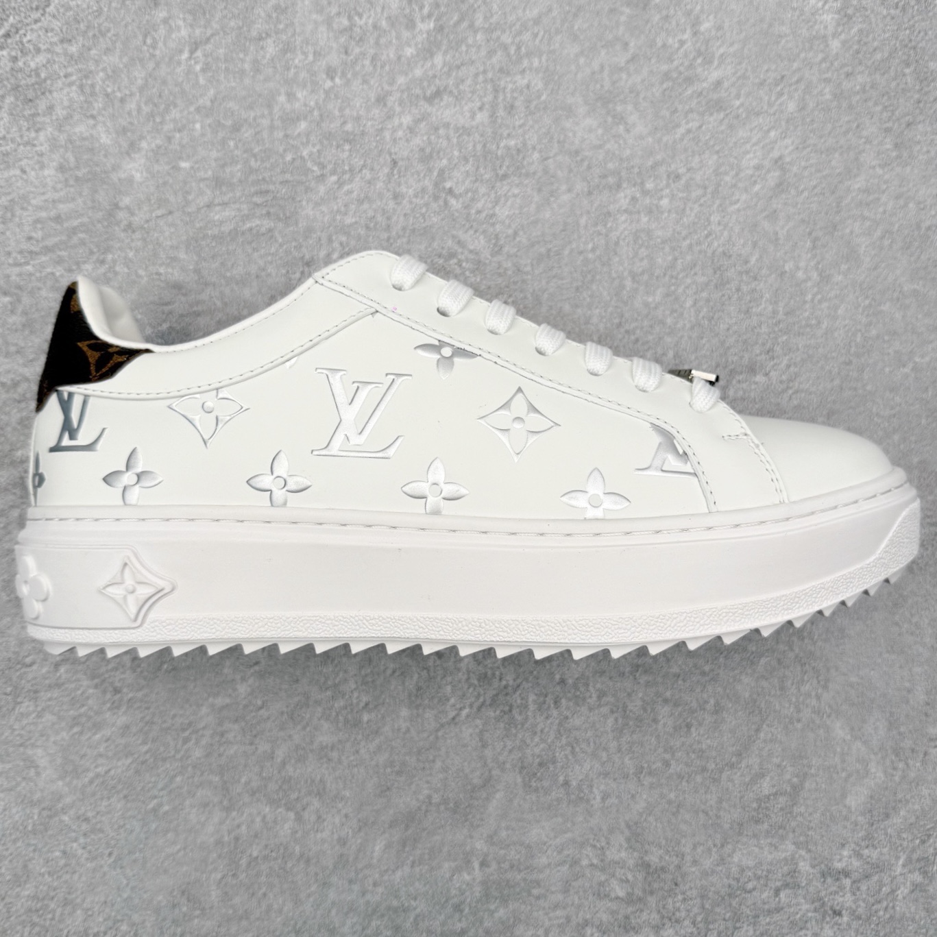 Louis Vuitton 路易威登 lv Time Out 低帮时尚运动板鞋 为舒软小牛皮革压印金属质感 Monogram 图案 再令 Louis 和vuitton 装饰点缀鞋带 与卢勒克斯金属线共同 释放莹泽光芒 搭配后部 Monogram帆布饰边和加厚胎面橡胶外底 鞋面胎牛皮和进口PVC制裁而成 高密度进口电脑车线工艺、经典LOGO跟PVC完美结合 原版大底开模 内里采用进口羊皮 超软皮内里+鞋垫 最新LV/路易威登 杨幂 关晓彤 官方等多明星网红同款 快手抖音等多平台热推 尺码：35 36 37 38 39 40 41 42 43 44-选品中心