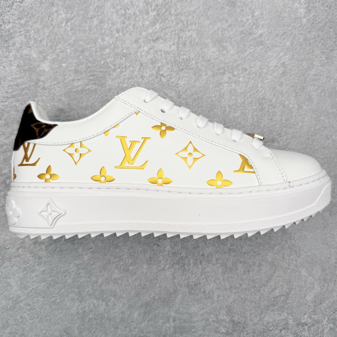 Louis Vuitton 路易威登 lv Time Out 低帮时尚运动板鞋 为舒软小牛皮革压印金属质感 Monogram 图案 再令 Louis 和vuitton 装饰点缀鞋带 与卢勒克斯金属线共同 释放莹泽光芒 搭配后部 Monogram帆布饰边和加厚胎面橡胶外底 鞋面胎牛皮和进口PVC制裁而成 高密度进口电脑车线工艺、经典LOGO跟PVC完美结合 原版大底开模 内里采用进口羊皮 超软皮内里+鞋垫 最新LV/路易威登 杨幂 关晓彤 官方等多明星网红同款 快手抖音等多平台热推 尺码：35 36 37 38 39 40 41 42 43 44-选品中心