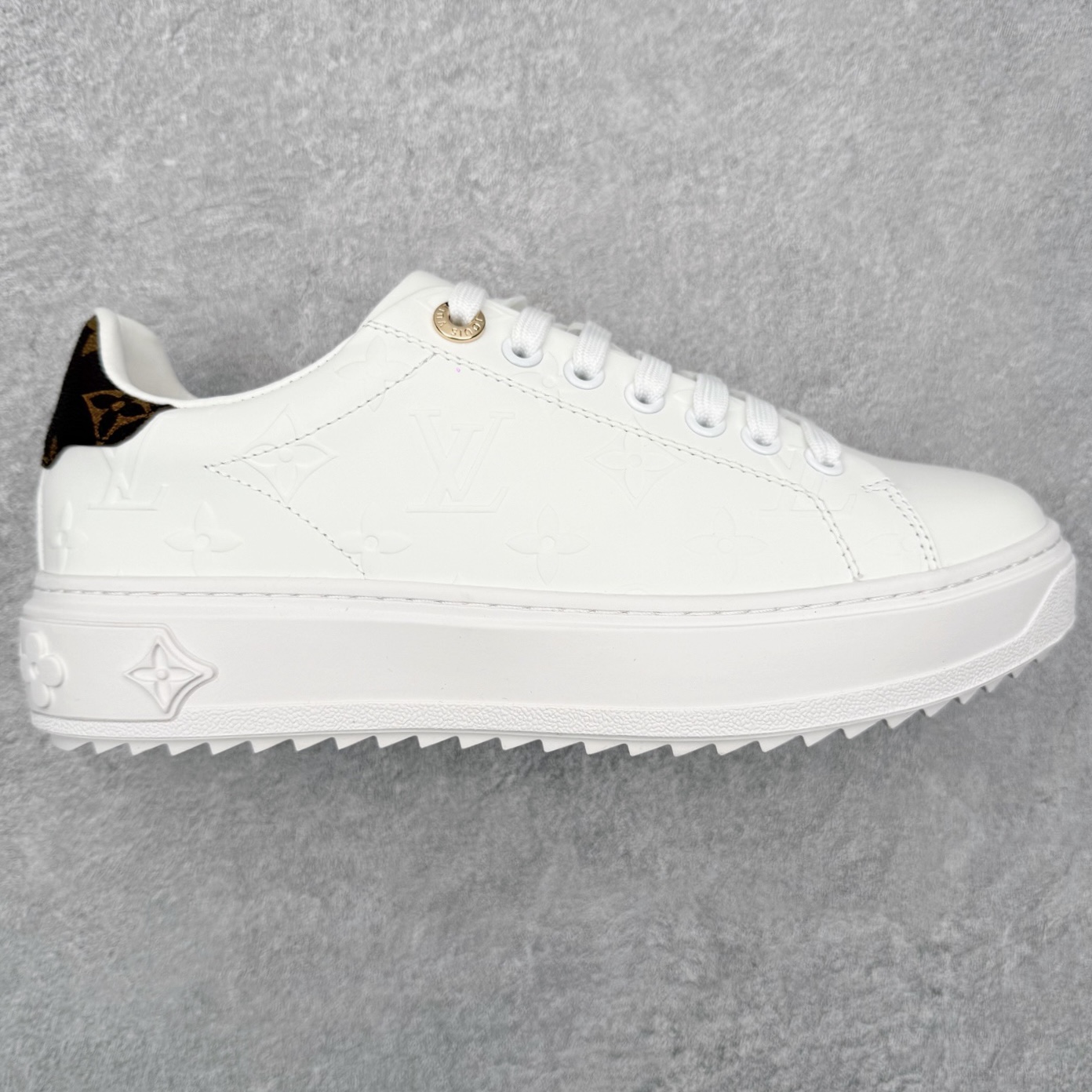 Louis Vuitton 路易威登 lv Time Out 低帮时尚运动板鞋 为舒软小牛皮革压印金属质感 Monogram 图案 再令 Louis 和vuitton 装饰点缀鞋带 与卢勒克斯金属线共同 释放莹泽光芒 搭配后部 Monogram帆布饰边和加厚胎面橡胶外底 鞋面胎牛皮和进口PVC制裁而成 高密度进口电脑车线工艺、经典LOGO跟PVC完美结合 原版大底开模 内里采用进口羊皮 超软皮内里+鞋垫 最新LV/路易威登 杨幂 关晓彤 官方等多明星网红同款 快手抖音等多平台热推 尺码：35 36 37 38 39 40 41 42 43 44-选品中心