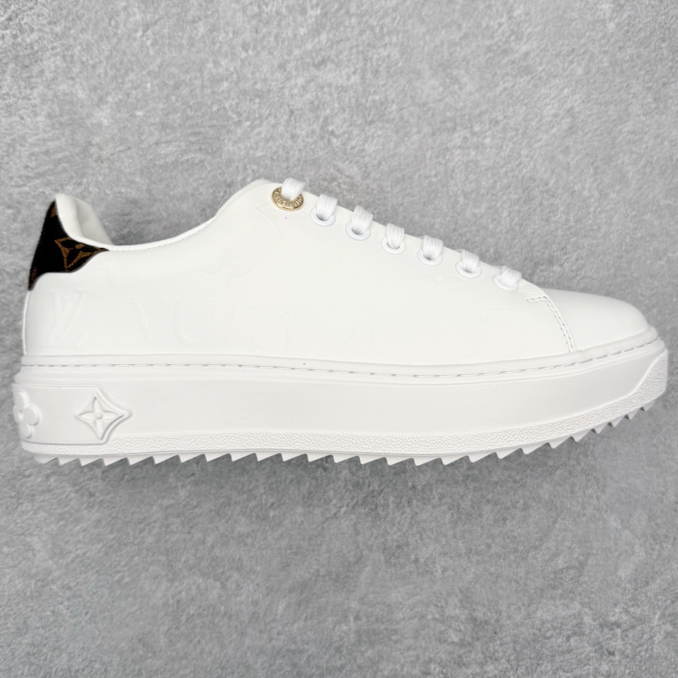 Louis Vuitton 路易威登 lv Time Out 低帮时尚运动板鞋 为舒软小牛皮革压印金属质感 Monogram 图案 再令 Louis 和vuitton 装饰点缀鞋带 与卢勒克斯金属线共同 释放莹泽光芒 搭配后部 Monogram帆布饰边和加厚胎面橡胶外底 鞋面胎牛皮和进口PVC制裁而成 高密度进口电脑车线工艺、经典LOGO跟PVC完美结合 原版大底开模 内里采用进口羊皮 超软皮内里+鞋垫 最新LV/路易威登 杨幂 关晓彤 官方等多明星网红同款 快手抖音等多平台热推 尺码：35 36 37 38 39 40 41 42 43 44-选品中心