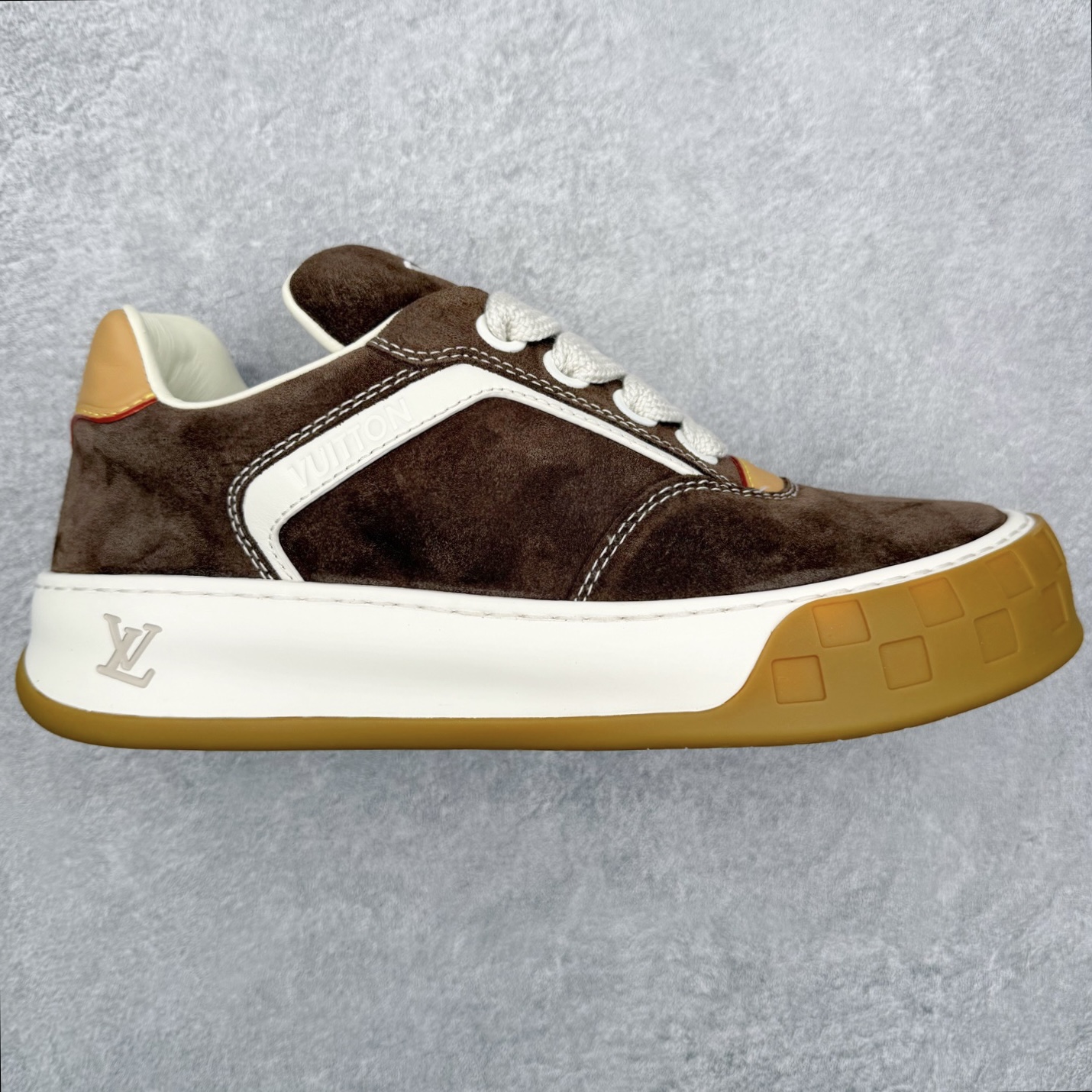 ＃GD广顶 路易威登LOUIS VUITTON lv Tilted Low Sneakers 倾斜系列低帮复古休闲运动文化百搭板鞋 Louis Vuitton，法国路威酩轩集团-LVMH旗下品牌，著名奢侈品箱包和皮具品牌，百余年的传奇经典，全球时尚旅行艺术的精致象征。印有“LV”标志这一独特图案的交织字母帆布包，伴随着丰富的传奇色彩和雅典的设计而成为时尚之经典。延续至今，不论后来延伸出来的皮件、丝巾或手表、笔、服装，都是以崇尚精致、品质、舒适的“旅行哲学”，作为设计理念。尺码：39 40 41 42 43 44 45-选品中心