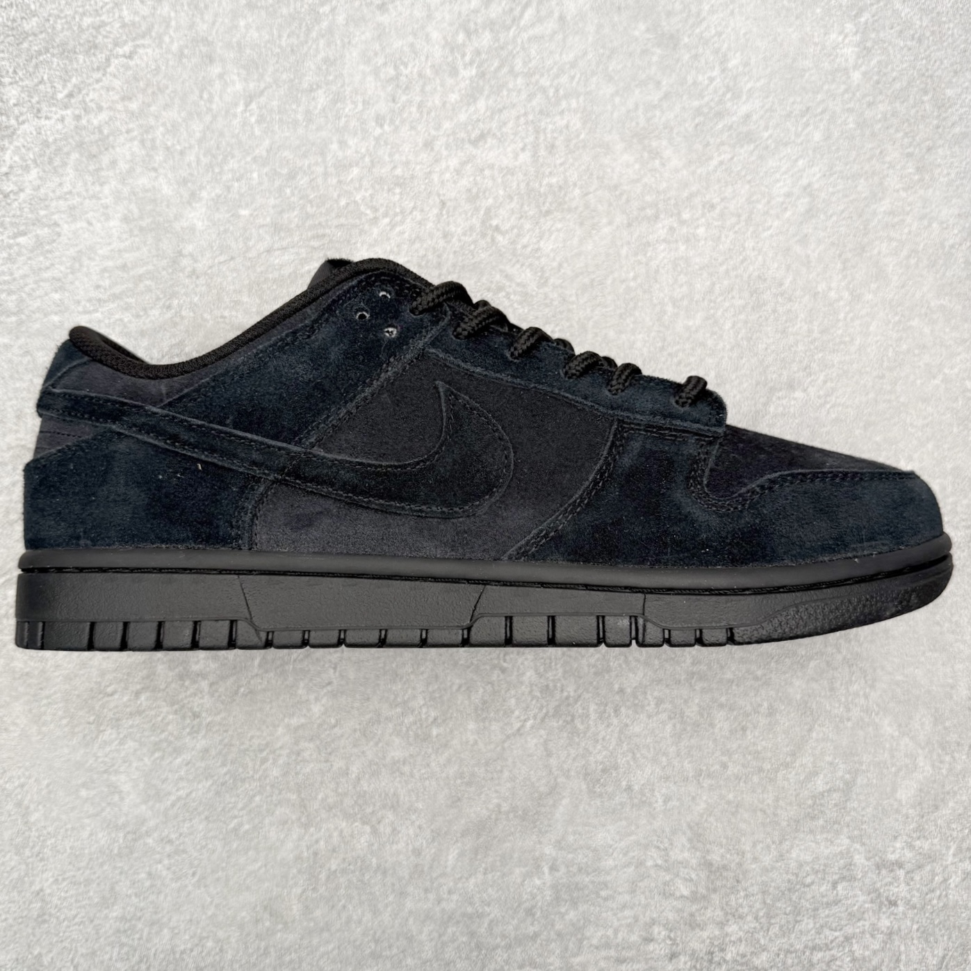 ＃YC纯原 NK Dunk Low 黑武士 IB6651-001 实力大厂出品 新配色陆续开发 利润个位数只为口碑 全套原纸板楦头开发 确保原汁原味 完美呈现DUNK版型 一比一鞋头弧度高度鞋身弧度 此版本只针对中端市场 皮料材质有所更替 其他数据细节工艺流程均保持一致 绝不口嗨 细节品控鞋型随意对比 独家私模官方第六代原厂航空铝磨具打磨大底 鞋头坡度极致还原 无解鞋型 原盒原配 圈内天花板工艺 原厂玻璃冲刀 超高清洁度 全鞋零毛边皮料切割 原厂中底布点胶 中底布拉帮走线遵循公司 尺码：36 36.5 37.5 38 38.5 39 40 40.5 41 42 42.5 43 44 44.5 45 46-选品中心