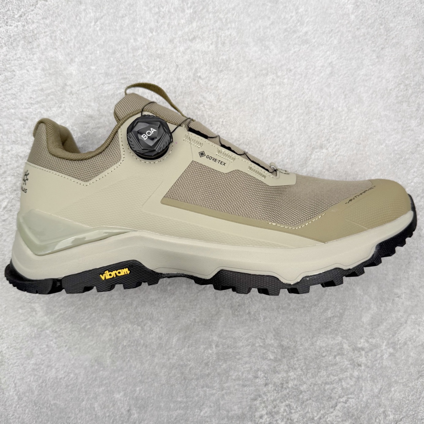 ＃K版 KAILAS 凯乐石 界山户外运动舒适时尚防滑透气低帮登山徒步鞋 KAILAS凯乐石品牌是全球三大全系攀登品牌之一，于2003年创立于中国广州，致力于为有攀登梦想的户外运动员及爱好者，研发制造功能性专业装备，满足他们在极限环境下安全舒适的需求，凯乐石专注于科技面料的开发及专业功能设计，产品线覆盖登山、攀岩、徒步、越野跑山、露营、旅行等多项户外运动，通过运动员的测试反馈，不断进化迭代，产品荣获国内外大奖71座，发明专利21个，更突破性的自主研发攀登器械，打造出中国的攀登硬实力。实拍调校N版已经零色差零失真 百分百还原实物色彩所见即所得 不存在货不对板色差等低级问题 选购参考实物拍摄 不混卖不参货 只用心做好货严格选品 承诺混一赔十 尺码：36 36.5 37.5 38 38.5 39 40 40.5 41 42 42.5 43 44 44.5 45-选品中心