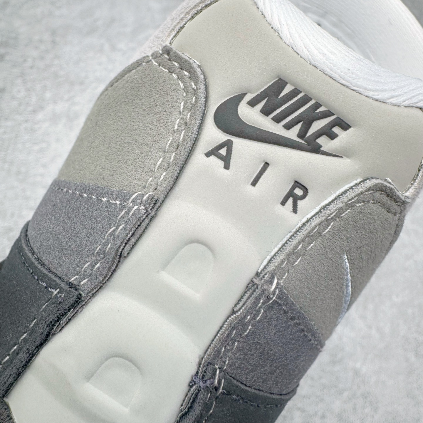 图片[19]-＃KZ神版 NK Air Max 95 OG 舒适百搭耐磨低帮气垫休闲跑步鞋 白灰 HJ5996-002 亲自操刀耗时半年开发 重金购买全套印尼原厂纸板楦头开发 2025官方主推系列 致敬诞生30周年的传奇鞋型 Air Max 95 系列再度重磅复刻归来 以全新配色续写光辉历史 更以现代手法重塑经典 将复古风格与前沿科技完美融合 一比一鞋头弧度高度鞋身弧度 东莞原厂模具大底 一码一模 原厂高韧性Tpu 独家供应45.5 48.5 原厂特供同批次皮料与Zp零色差 原厂特供内外标均可过绿X扫描认证 独家原装Big Bubble气垫 气垫体积更大 提供更强的缓震性能和回弹性 进口玻璃冲刀皮料裁剪零毛边 电脑针车工艺 鞋面不留荧光细节 平台可冲 超高鞋面清洁度 最高QC检验标准 控制溢胶瑕疵 每一双都是工艺品 实拍调校N版已经零色差零失真 百分百还原实物色彩所见即所得 不存在货不对板色差等低级问题 选购参考实物拍摄 不混卖不参货 只用心做好货严格选品 承诺混一赔十 尺码：35.5 36 36.5 37.5 38 38.5 39 40 40.5 41 42 42.5 43 44 44.5 45 45.5 46 47.5 48.5-选品中心