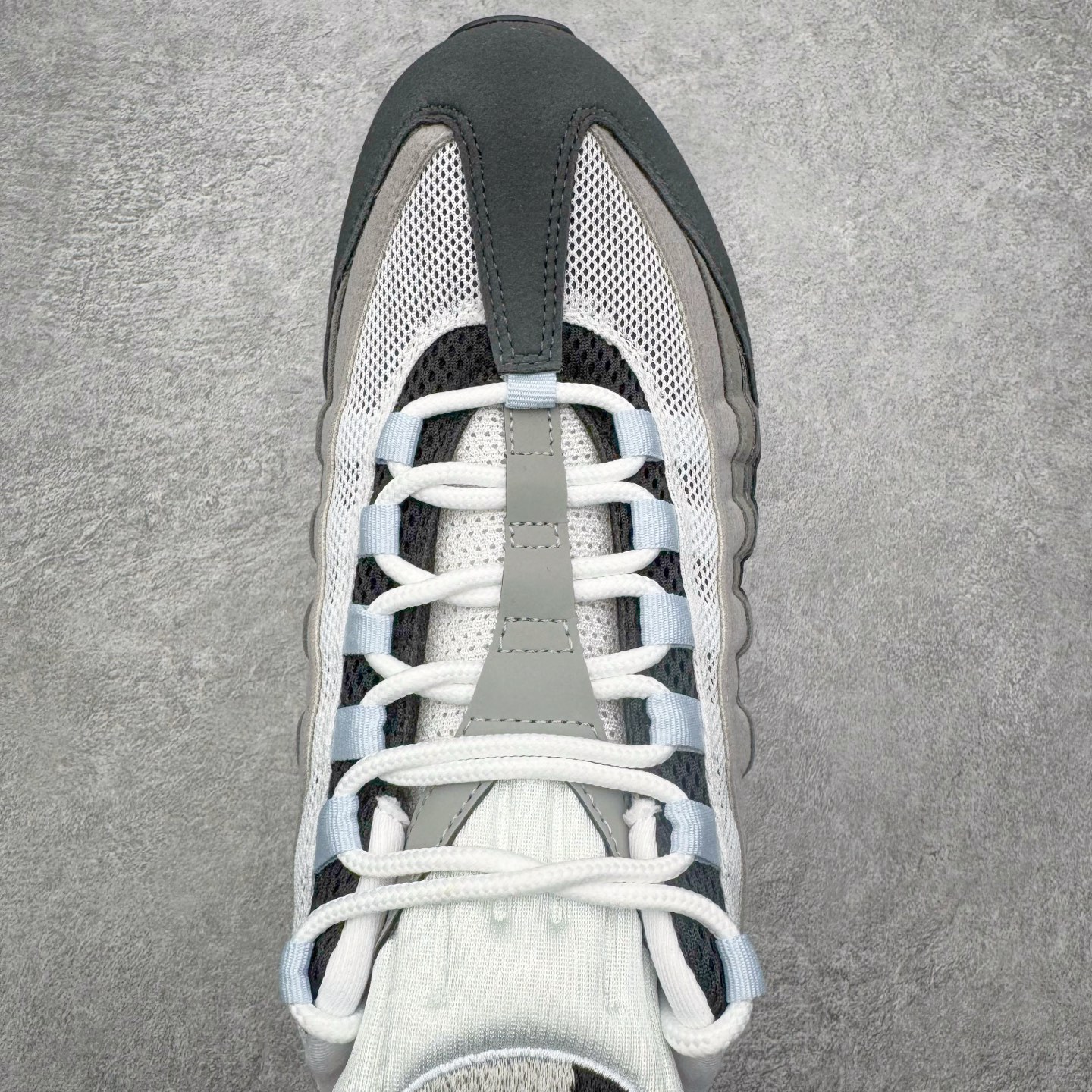 图片[4]-＃KZ神版 NK Air Max 95 OG 舒适百搭耐磨低帮气垫休闲跑步鞋 白灰 HJ5996-002 亲自操刀耗时半年开发 重金购买全套印尼原厂纸板楦头开发 2025官方主推系列 致敬诞生30周年的传奇鞋型 Air Max 95 系列再度重磅复刻归来 以全新配色续写光辉历史 更以现代手法重塑经典 将复古风格与前沿科技完美融合 一比一鞋头弧度高度鞋身弧度 东莞原厂模具大底 一码一模 原厂高韧性Tpu 独家供应45.5 48.5 原厂特供同批次皮料与Zp零色差 原厂特供内外标均可过绿X扫描认证 独家原装Big Bubble气垫 气垫体积更大 提供更强的缓震性能和回弹性 进口玻璃冲刀皮料裁剪零毛边 电脑针车工艺 鞋面不留荧光细节 平台可冲 超高鞋面清洁度 最高QC检验标准 控制溢胶瑕疵 每一双都是工艺品 实拍调校N版已经零色差零失真 百分百还原实物色彩所见即所得 不存在货不对板色差等低级问题 选购参考实物拍摄 不混卖不参货 只用心做好货严格选品 承诺混一赔十 尺码：35.5 36 36.5 37.5 38 38.5 39 40 40.5 41 42 42.5 43 44 44.5 45 45.5 46 47.5 48.5-选品中心