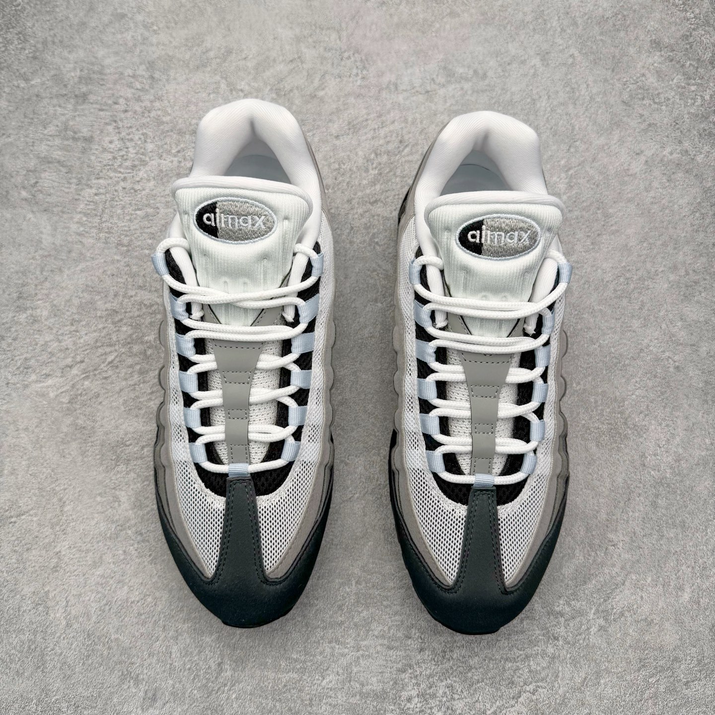 图片[2]-＃KZ神版 NK Air Max 95 OG 舒适百搭耐磨低帮气垫休闲跑步鞋 白灰 HJ5996-002 亲自操刀耗时半年开发 重金购买全套印尼原厂纸板楦头开发 2025官方主推系列 致敬诞生30周年的传奇鞋型 Air Max 95 系列再度重磅复刻归来 以全新配色续写光辉历史 更以现代手法重塑经典 将复古风格与前沿科技完美融合 一比一鞋头弧度高度鞋身弧度 东莞原厂模具大底 一码一模 原厂高韧性Tpu 独家供应45.5 48.5 原厂特供同批次皮料与Zp零色差 原厂特供内外标均可过绿X扫描认证 独家原装Big Bubble气垫 气垫体积更大 提供更强的缓震性能和回弹性 进口玻璃冲刀皮料裁剪零毛边 电脑针车工艺 鞋面不留荧光细节 平台可冲 超高鞋面清洁度 最高QC检验标准 控制溢胶瑕疵 每一双都是工艺品 实拍调校N版已经零色差零失真 百分百还原实物色彩所见即所得 不存在货不对板色差等低级问题 选购参考实物拍摄 不混卖不参货 只用心做好货严格选品 承诺混一赔十 尺码：35.5 36 36.5 37.5 38 38.5 39 40 40.5 41 42 42.5 43 44 44.5 45 45.5 46 47.5 48.5-选品中心