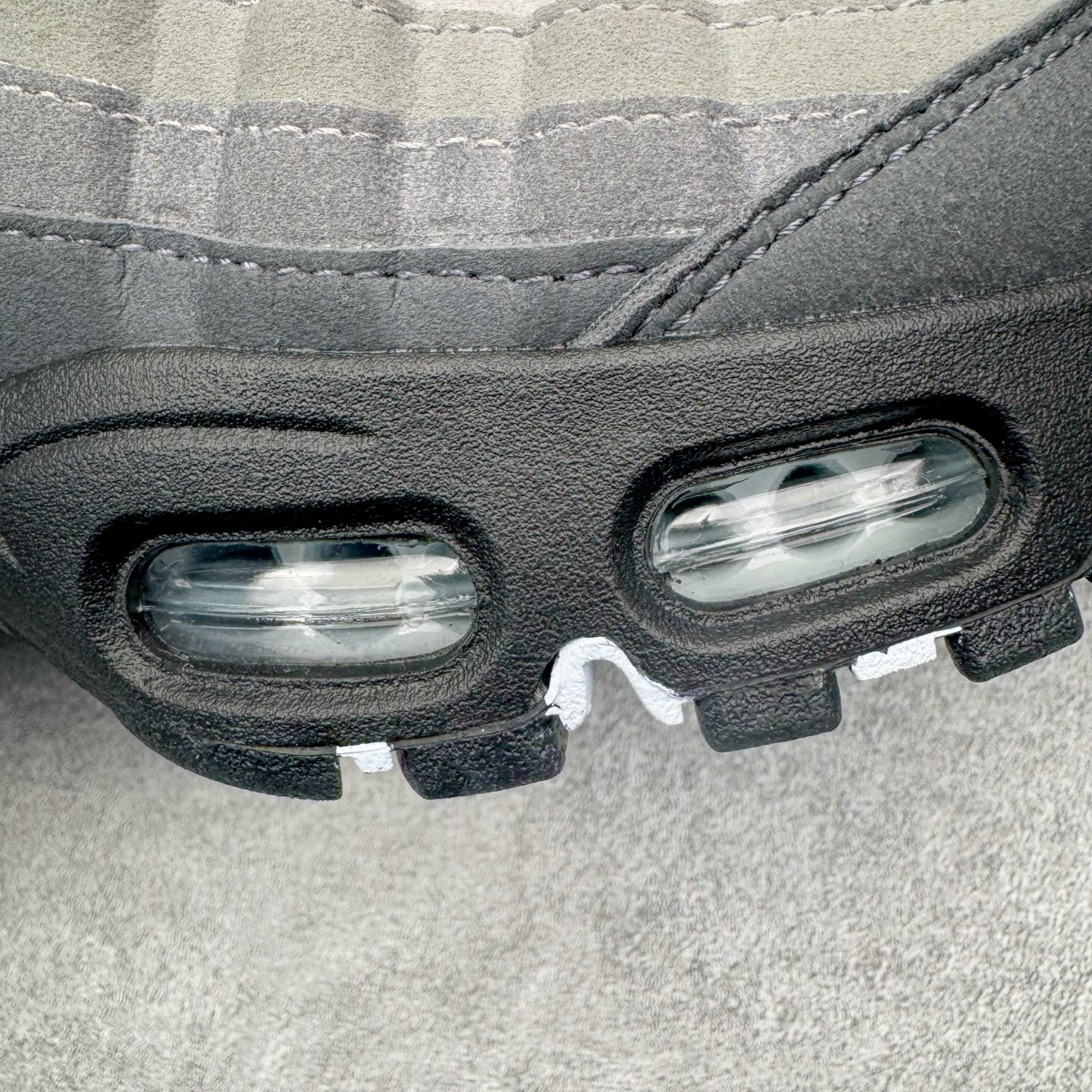 图片[11]-＃KZ神版 NK Air Max 95 OG 舒适百搭耐磨低帮气垫休闲跑步鞋 白灰 HJ5996-002 亲自操刀耗时半年开发 重金购买全套印尼原厂纸板楦头开发 2025官方主推系列 致敬诞生30周年的传奇鞋型 Air Max 95 系列再度重磅复刻归来 以全新配色续写光辉历史 更以现代手法重塑经典 将复古风格与前沿科技完美融合 一比一鞋头弧度高度鞋身弧度 东莞原厂模具大底 一码一模 原厂高韧性Tpu 独家供应45.5 48.5 原厂特供同批次皮料与Zp零色差 原厂特供内外标均可过绿X扫描认证 独家原装Big Bubble气垫 气垫体积更大 提供更强的缓震性能和回弹性 进口玻璃冲刀皮料裁剪零毛边 电脑针车工艺 鞋面不留荧光细节 平台可冲 超高鞋面清洁度 最高QC检验标准 控制溢胶瑕疵 每一双都是工艺品 实拍调校N版已经零色差零失真 百分百还原实物色彩所见即所得 不存在货不对板色差等低级问题 选购参考实物拍摄 不混卖不参货 只用心做好货严格选品 承诺混一赔十 尺码：35.5 36 36.5 37.5 38 38.5 39 40 40.5 41 42 42.5 43 44 44.5 45 45.5 46 47.5 48.5-选品中心