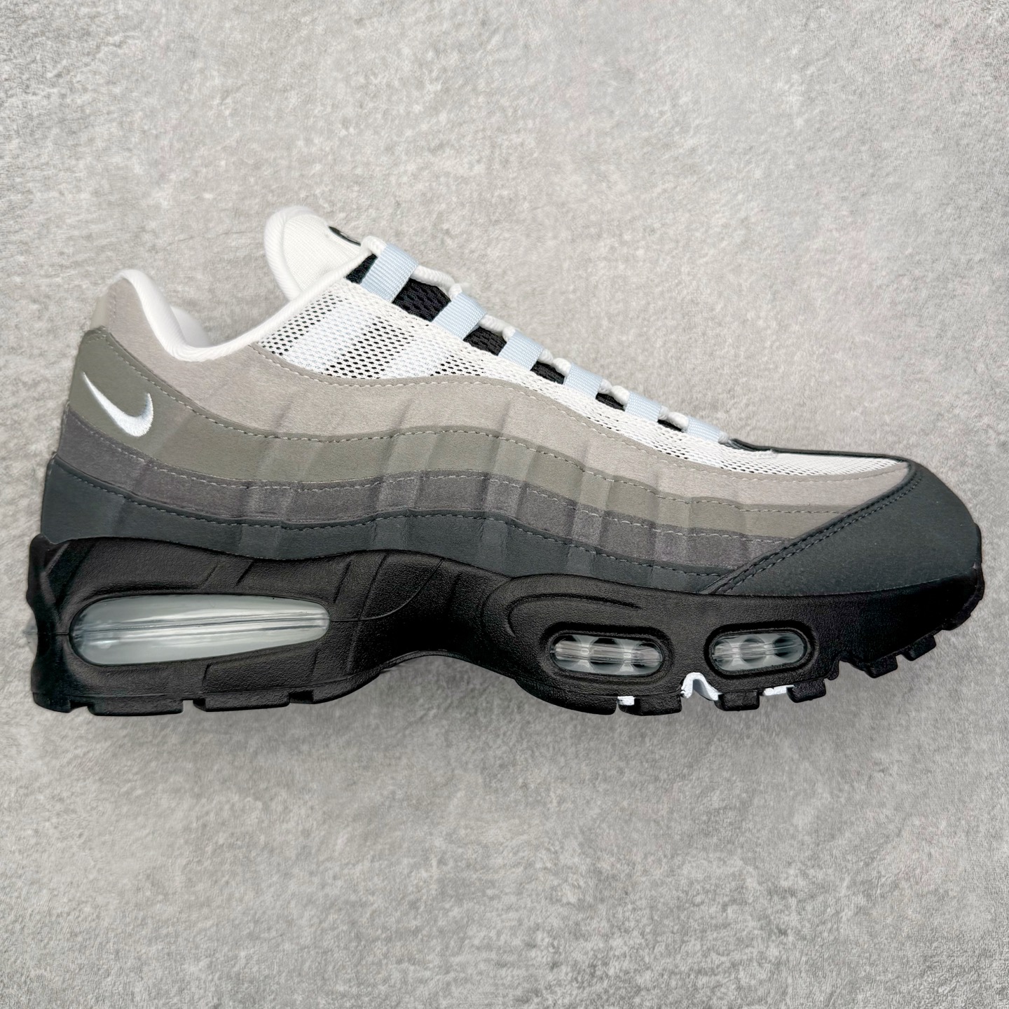 ＃KZ神版 NK Air Max 95 OG 舒适百搭耐磨低帮气垫休闲跑步鞋 白灰 HJ5996-002 亲自操刀耗时半年开发 重金购买全套印尼原厂纸板楦头开发 2025官方主推系列 致敬诞生30周年的传奇鞋型 Air Max 95 系列再度重磅复刻归来 以全新配色续写光辉历史 更以现代手法重塑经典 将复古风格与前沿科技完美融合 一比一鞋头弧度高度鞋身弧度 东莞原厂模具大底 一码一模 原厂高韧性Tpu 独家供应45.5 48.5 原厂特供同批次皮料与Zp零色差 原厂特供内外标均可过绿X扫描认证 独家原装Big Bubble气垫 气垫体积更大 提供更强的缓震性能和回弹性 进口玻璃冲刀皮料裁剪零毛边 电脑针车工艺 鞋面不留荧光细节 平台可冲 超高鞋面清洁度 最高QC检验标准 控制溢胶瑕疵 每一双都是工艺品 实拍调校N版已经零色差零失真 百分百还原实物色彩所见即所得 不存在货不对板色差等低级问题 选购参考实物拍摄 不混卖不参货 只用心做好货严格选品 承诺混一赔十 尺码：35.5 36 36.5 37.5 38 38.5 39 40 40.5 41 42 42.5 43 44 44.5 45 45.5 46 47.5 48.5-选品中心