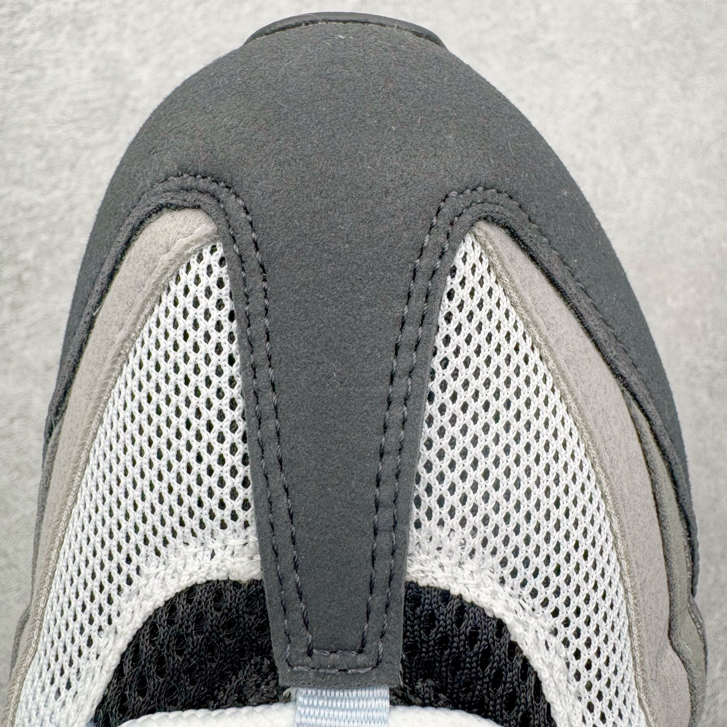 图片[14]-＃KZ神版 NK Air Max 95 OG 舒适百搭耐磨低帮气垫休闲跑步鞋 白灰 HJ5996-002 亲自操刀耗时半年开发 重金购买全套印尼原厂纸板楦头开发 2025官方主推系列 致敬诞生30周年的传奇鞋型 Air Max 95 系列再度重磅复刻归来 以全新配色续写光辉历史 更以现代手法重塑经典 将复古风格与前沿科技完美融合 一比一鞋头弧度高度鞋身弧度 东莞原厂模具大底 一码一模 原厂高韧性Tpu 独家供应45.5 48.5 原厂特供同批次皮料与Zp零色差 原厂特供内外标均可过绿X扫描认证 独家原装Big Bubble气垫 气垫体积更大 提供更强的缓震性能和回弹性 进口玻璃冲刀皮料裁剪零毛边 电脑针车工艺 鞋面不留荧光细节 平台可冲 超高鞋面清洁度 最高QC检验标准 控制溢胶瑕疵 每一双都是工艺品 实拍调校N版已经零色差零失真 百分百还原实物色彩所见即所得 不存在货不对板色差等低级问题 选购参考实物拍摄 不混卖不参货 只用心做好货严格选品 承诺混一赔十 尺码：35.5 36 36.5 37.5 38 38.5 39 40 40.5 41 42 42.5 43 44 44.5 45 45.5 46 47.5 48.5-选品中心