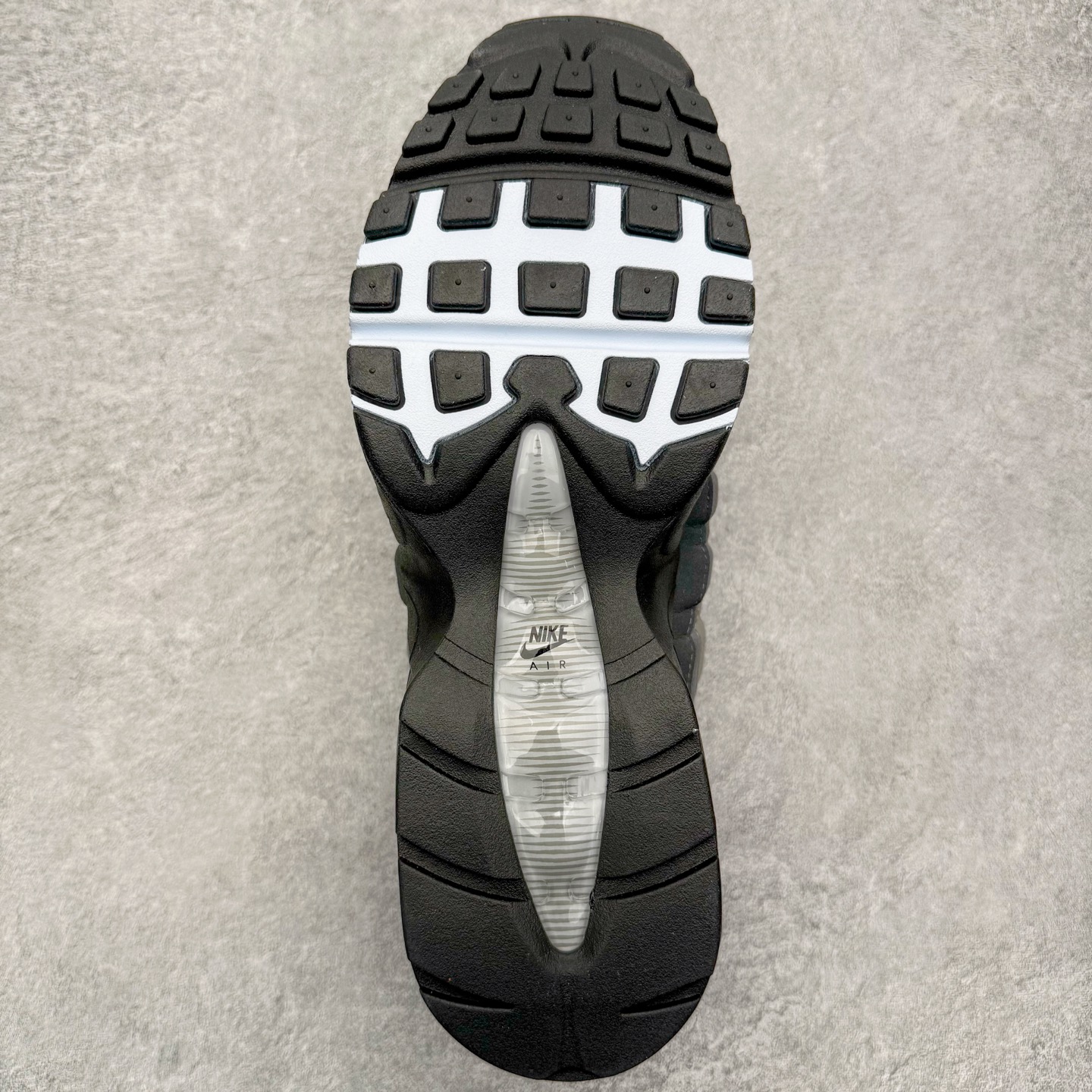 图片[9]-＃KZ神版 NK Air Max 95 OG 舒适百搭耐磨低帮气垫休闲跑步鞋 白灰 HJ5996-002 亲自操刀耗时半年开发 重金购买全套印尼原厂纸板楦头开发 2025官方主推系列 致敬诞生30周年的传奇鞋型 Air Max 95 系列再度重磅复刻归来 以全新配色续写光辉历史 更以现代手法重塑经典 将复古风格与前沿科技完美融合 一比一鞋头弧度高度鞋身弧度 东莞原厂模具大底 一码一模 原厂高韧性Tpu 独家供应45.5 48.5 原厂特供同批次皮料与Zp零色差 原厂特供内外标均可过绿X扫描认证 独家原装Big Bubble气垫 气垫体积更大 提供更强的缓震性能和回弹性 进口玻璃冲刀皮料裁剪零毛边 电脑针车工艺 鞋面不留荧光细节 平台可冲 超高鞋面清洁度 最高QC检验标准 控制溢胶瑕疵 每一双都是工艺品 实拍调校N版已经零色差零失真 百分百还原实物色彩所见即所得 不存在货不对板色差等低级问题 选购参考实物拍摄 不混卖不参货 只用心做好货严格选品 承诺混一赔十 尺码：35.5 36 36.5 37.5 38 38.5 39 40 40.5 41 42 42.5 43 44 44.5 45 45.5 46 47.5 48.5-选品中心