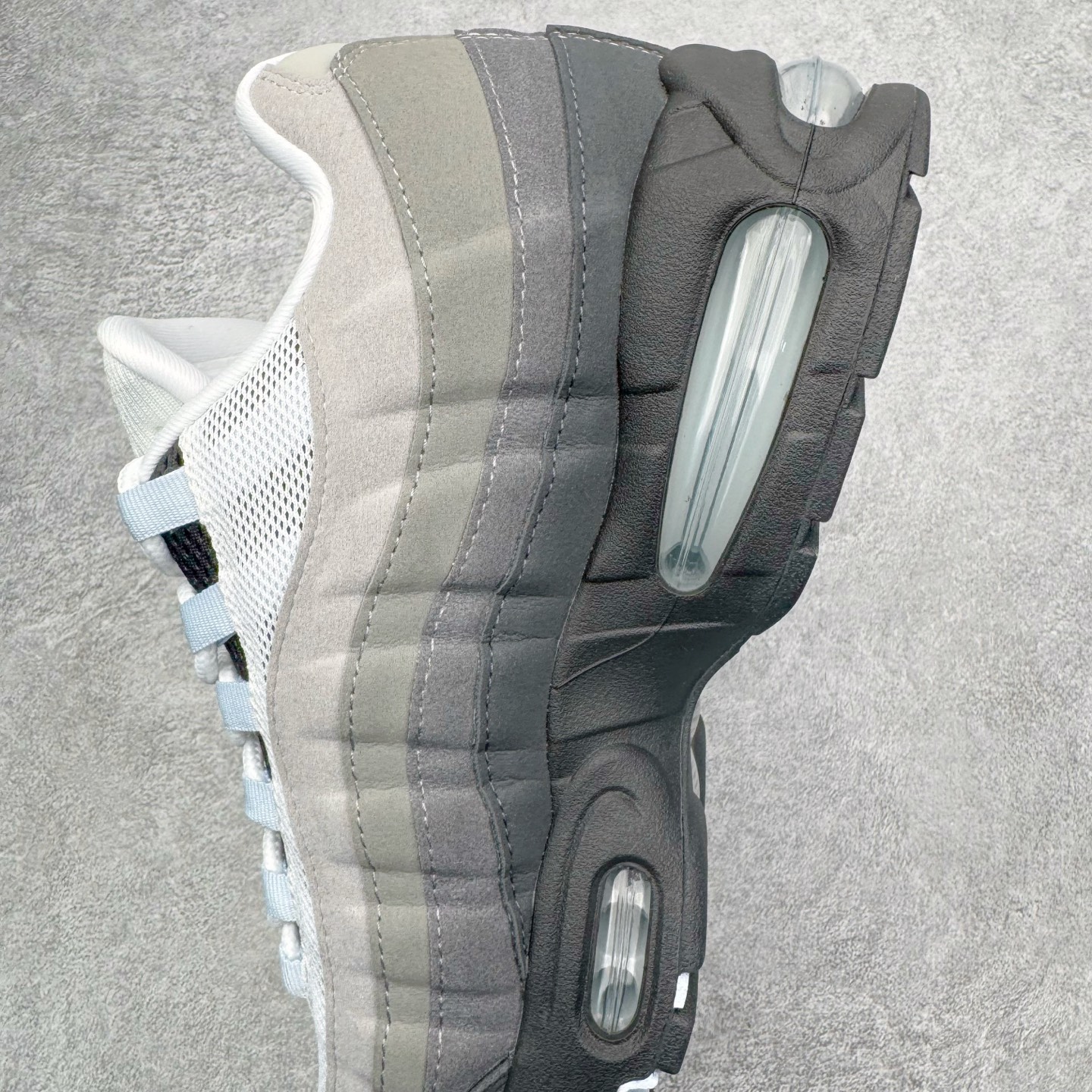 图片[7]-＃KZ神版 NK Air Max 95 OG 舒适百搭耐磨低帮气垫休闲跑步鞋 白灰 HJ5996-002 亲自操刀耗时半年开发 重金购买全套印尼原厂纸板楦头开发 2025官方主推系列 致敬诞生30周年的传奇鞋型 Air Max 95 系列再度重磅复刻归来 以全新配色续写光辉历史 更以现代手法重塑经典 将复古风格与前沿科技完美融合 一比一鞋头弧度高度鞋身弧度 东莞原厂模具大底 一码一模 原厂高韧性Tpu 独家供应45.5 48.5 原厂特供同批次皮料与Zp零色差 原厂特供内外标均可过绿X扫描认证 独家原装Big Bubble气垫 气垫体积更大 提供更强的缓震性能和回弹性 进口玻璃冲刀皮料裁剪零毛边 电脑针车工艺 鞋面不留荧光细节 平台可冲 超高鞋面清洁度 最高QC检验标准 控制溢胶瑕疵 每一双都是工艺品 实拍调校N版已经零色差零失真 百分百还原实物色彩所见即所得 不存在货不对板色差等低级问题 选购参考实物拍摄 不混卖不参货 只用心做好货严格选品 承诺混一赔十 尺码：35.5 36 36.5 37.5 38 38.5 39 40 40.5 41 42 42.5 43 44 44.5 45 45.5 46 47.5 48.5-选品中心