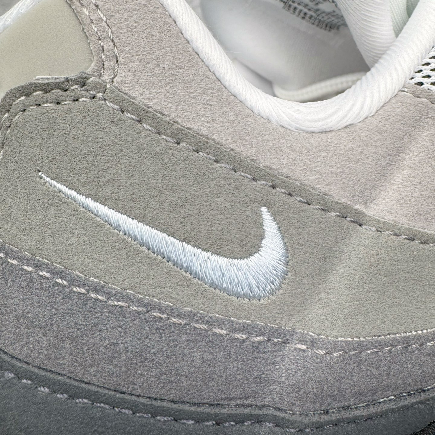 图片[15]-＃KZ神版 NK Air Max 95 OG 舒适百搭耐磨低帮气垫休闲跑步鞋 白灰 HJ5996-002 亲自操刀耗时半年开发 重金购买全套印尼原厂纸板楦头开发 2025官方主推系列 致敬诞生30周年的传奇鞋型 Air Max 95 系列再度重磅复刻归来 以全新配色续写光辉历史 更以现代手法重塑经典 将复古风格与前沿科技完美融合 一比一鞋头弧度高度鞋身弧度 东莞原厂模具大底 一码一模 原厂高韧性Tpu 独家供应45.5 48.5 原厂特供同批次皮料与Zp零色差 原厂特供内外标均可过绿X扫描认证 独家原装Big Bubble气垫 气垫体积更大 提供更强的缓震性能和回弹性 进口玻璃冲刀皮料裁剪零毛边 电脑针车工艺 鞋面不留荧光细节 平台可冲 超高鞋面清洁度 最高QC检验标准 控制溢胶瑕疵 每一双都是工艺品 实拍调校N版已经零色差零失真 百分百还原实物色彩所见即所得 不存在货不对板色差等低级问题 选购参考实物拍摄 不混卖不参货 只用心做好货严格选品 承诺混一赔十 尺码：35.5 36 36.5 37.5 38 38.5 39 40 40.5 41 42 42.5 43 44 44.5 45 45.5 46 47.5 48.5-选品中心