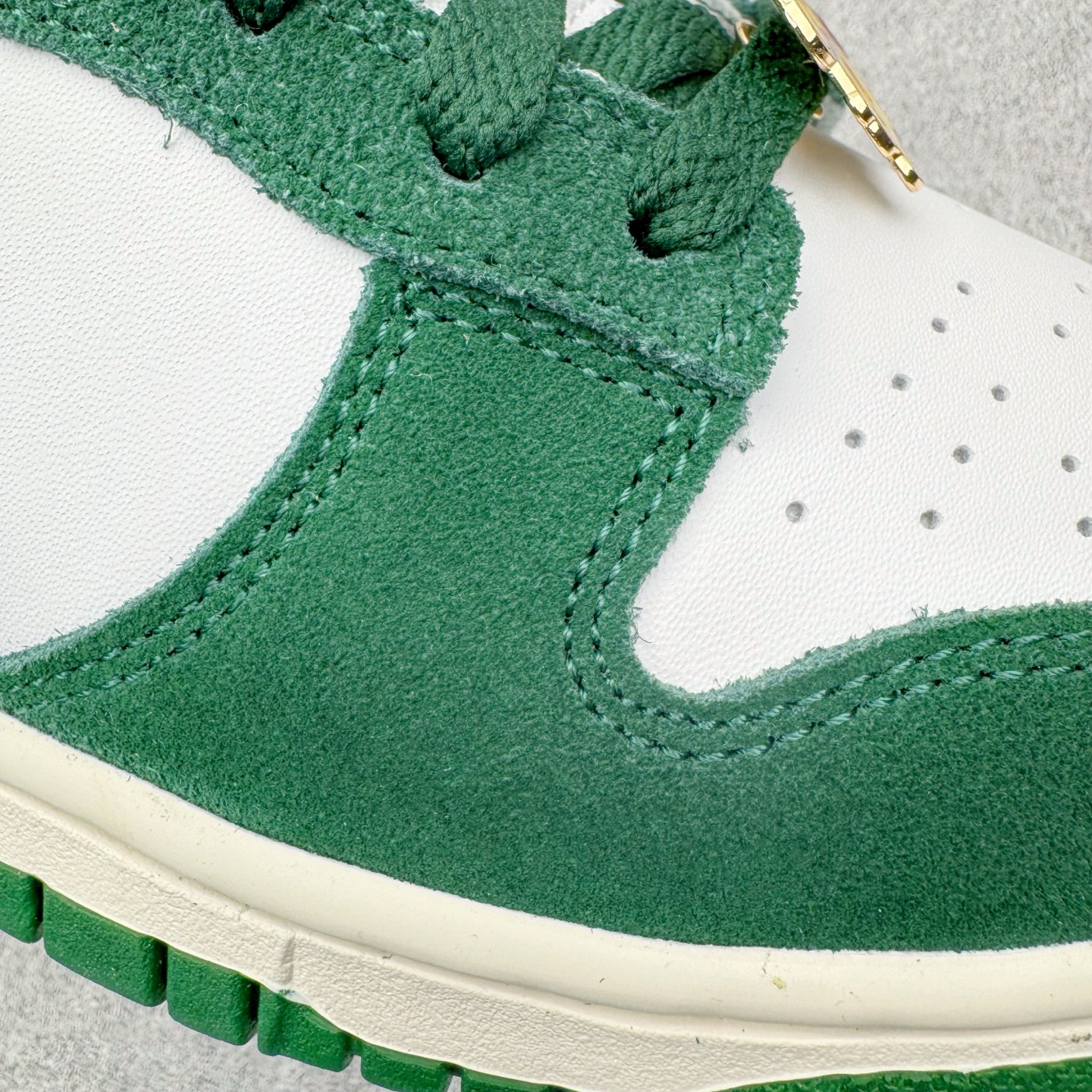 图片[19]-＃CS纯原 NK Dunk Low 白绿 IB4417-100 实力大厂出品 新配色陆续开发 利润个位数只为口碑 全套原纸板楦头开发 确保原汁原味 完美呈现DUNK版型 一比一鞋头弧度高度鞋身弧度 此版本只针对中端市场 皮料材质有所更替 其他数据细节工艺流程均保持一致 绝不口嗨 细节品控鞋型随意对比 独家私模官方第六代原厂航空铝磨具打磨大底 鞋头坡度极致还原 无解鞋型 原盒原配 圈内天花板工艺 原厂玻璃冲刀 超高清洁度 全鞋零毛边皮料切割 原厂中底布点胶 中底布拉帮走线遵循公司 尺码：36 36.5 37.5 38 38.5 39 40 40.5 41 42 42.5 43 44 44.5 45 46-选品中心