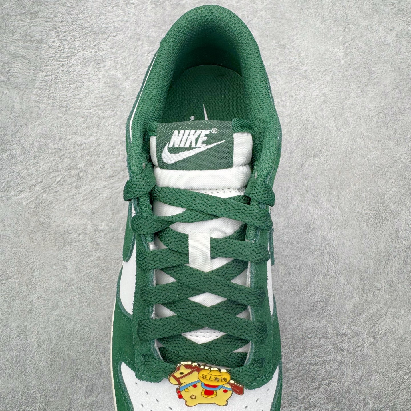 图片[5]-＃CS纯原 NK Dunk Low 白绿 IB4417-100 实力大厂出品 新配色陆续开发 利润个位数只为口碑 全套原纸板楦头开发 确保原汁原味 完美呈现DUNK版型 一比一鞋头弧度高度鞋身弧度 此版本只针对中端市场 皮料材质有所更替 其他数据细节工艺流程均保持一致 绝不口嗨 细节品控鞋型随意对比 独家私模官方第六代原厂航空铝磨具打磨大底 鞋头坡度极致还原 无解鞋型 原盒原配 圈内天花板工艺 原厂玻璃冲刀 超高清洁度 全鞋零毛边皮料切割 原厂中底布点胶 中底布拉帮走线遵循公司 尺码：36 36.5 37.5 38 38.5 39 40 40.5 41 42 42.5 43 44 44.5 45 46-选品中心