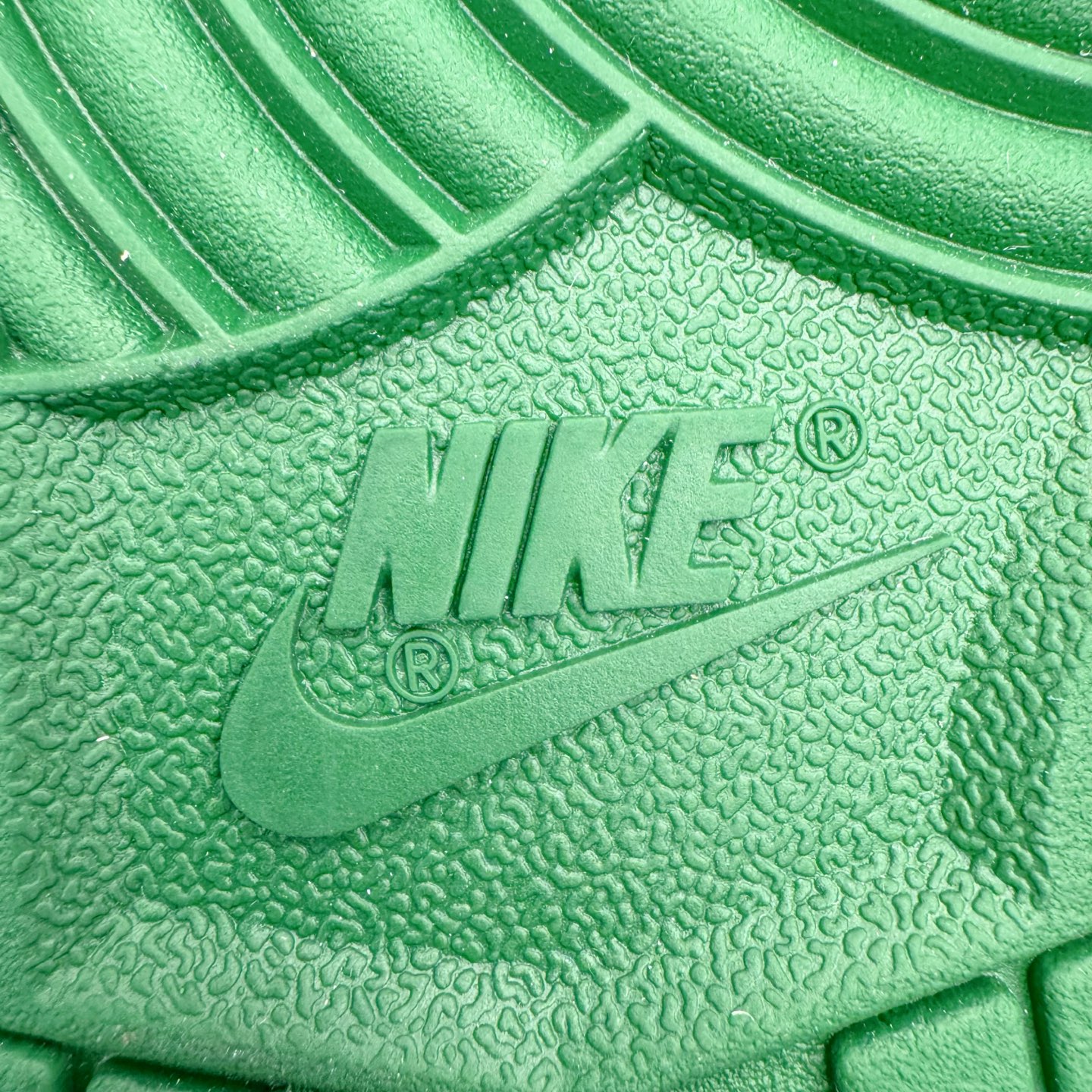 图片[20]-＃CS纯原 NK Dunk Low 白绿 IB4417-100 实力大厂出品 新配色陆续开发 利润个位数只为口碑 全套原纸板楦头开发 确保原汁原味 完美呈现DUNK版型 一比一鞋头弧度高度鞋身弧度 此版本只针对中端市场 皮料材质有所更替 其他数据细节工艺流程均保持一致 绝不口嗨 细节品控鞋型随意对比 独家私模官方第六代原厂航空铝磨具打磨大底 鞋头坡度极致还原 无解鞋型 原盒原配 圈内天花板工艺 原厂玻璃冲刀 超高清洁度 全鞋零毛边皮料切割 原厂中底布点胶 中底布拉帮走线遵循公司 尺码：36 36.5 37.5 38 38.5 39 40 40.5 41 42 42.5 43 44 44.5 45 46-选品中心