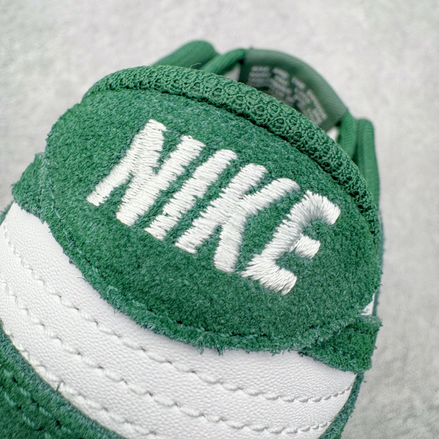 图片[16]-＃CS纯原 NK Dunk Low 白绿 IB4417-100 实力大厂出品 新配色陆续开发 利润个位数只为口碑 全套原纸板楦头开发 确保原汁原味 完美呈现DUNK版型 一比一鞋头弧度高度鞋身弧度 此版本只针对中端市场 皮料材质有所更替 其他数据细节工艺流程均保持一致 绝不口嗨 细节品控鞋型随意对比 独家私模官方第六代原厂航空铝磨具打磨大底 鞋头坡度极致还原 无解鞋型 原盒原配 圈内天花板工艺 原厂玻璃冲刀 超高清洁度 全鞋零毛边皮料切割 原厂中底布点胶 中底布拉帮走线遵循公司 尺码：36 36.5 37.5 38 38.5 39 40 40.5 41 42 42.5 43 44 44.5 45 46-选品中心