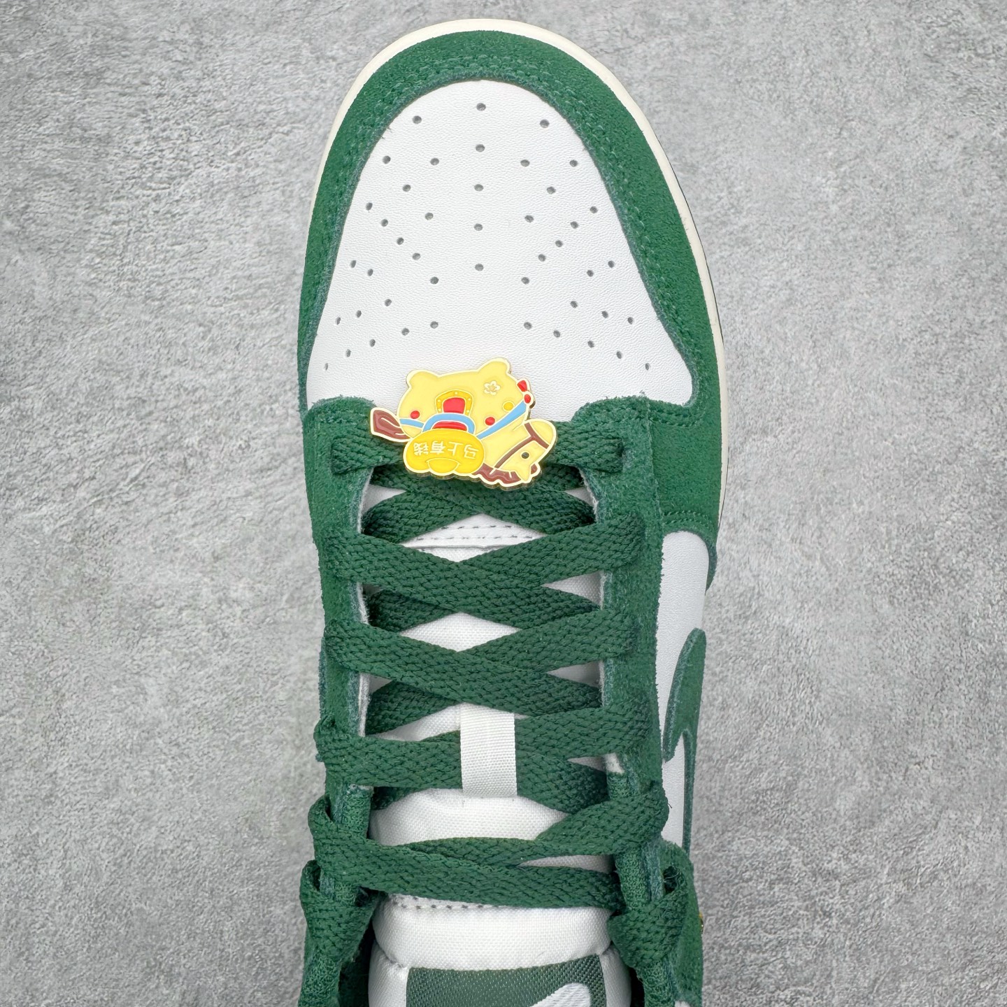 图片[4]-＃CS纯原 NK Dunk Low 白绿 IB4417-100 实力大厂出品 新配色陆续开发 利润个位数只为口碑 全套原纸板楦头开发 确保原汁原味 完美呈现DUNK版型 一比一鞋头弧度高度鞋身弧度 此版本只针对中端市场 皮料材质有所更替 其他数据细节工艺流程均保持一致 绝不口嗨 细节品控鞋型随意对比 独家私模官方第六代原厂航空铝磨具打磨大底 鞋头坡度极致还原 无解鞋型 原盒原配 圈内天花板工艺 原厂玻璃冲刀 超高清洁度 全鞋零毛边皮料切割 原厂中底布点胶 中底布拉帮走线遵循公司 尺码：36 36.5 37.5 38 38.5 39 40 40.5 41 42 42.5 43 44 44.5 45 46-选品中心