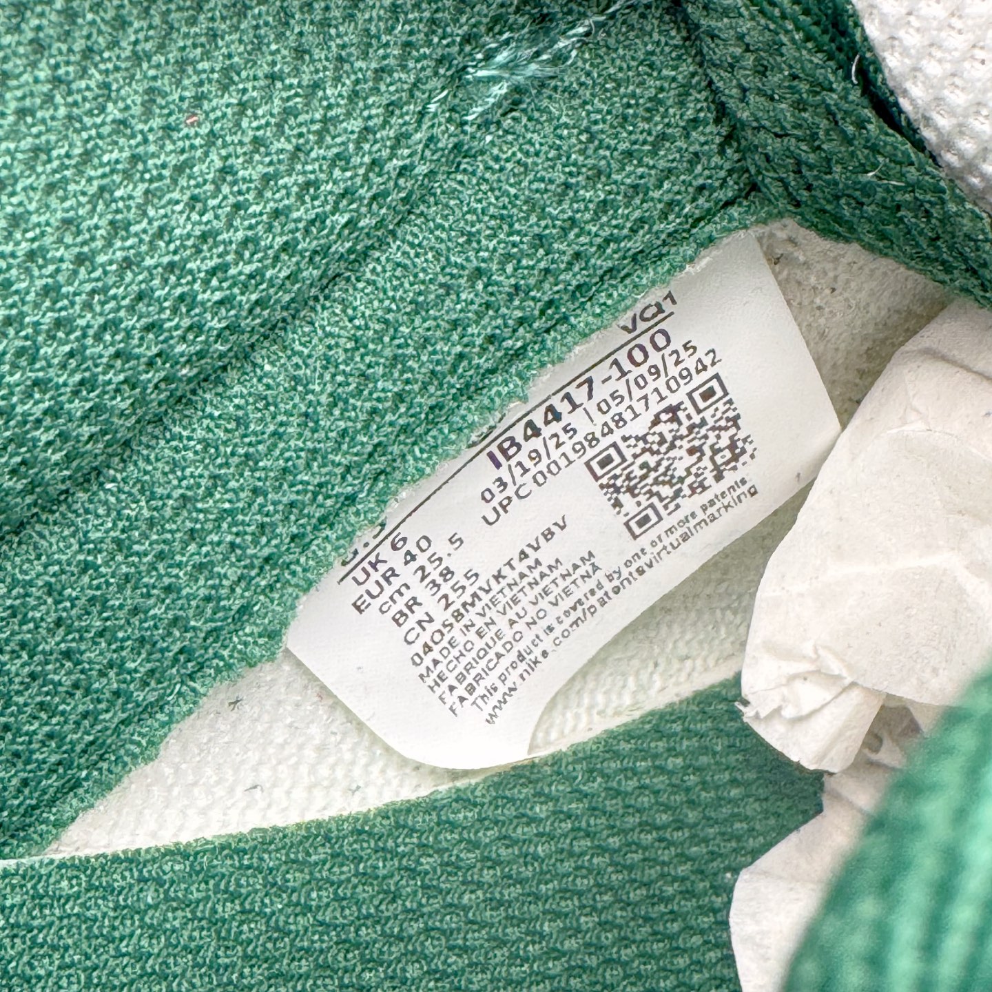 图片[12]-＃CS纯原 NK Dunk Low 白绿 IB4417-100 实力大厂出品 新配色陆续开发 利润个位数只为口碑 全套原纸板楦头开发 确保原汁原味 完美呈现DUNK版型 一比一鞋头弧度高度鞋身弧度 此版本只针对中端市场 皮料材质有所更替 其他数据细节工艺流程均保持一致 绝不口嗨 细节品控鞋型随意对比 独家私模官方第六代原厂航空铝磨具打磨大底 鞋头坡度极致还原 无解鞋型 原盒原配 圈内天花板工艺 原厂玻璃冲刀 超高清洁度 全鞋零毛边皮料切割 原厂中底布点胶 中底布拉帮走线遵循公司 尺码：36 36.5 37.5 38 38.5 39 40 40.5 41 42 42.5 43 44 44.5 45 46-选品中心