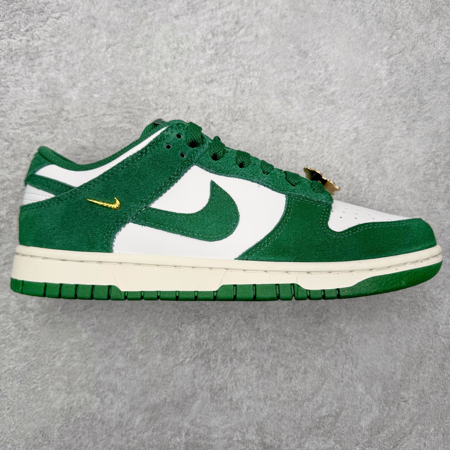 ＃CS纯原 NK Dunk Low 白绿 IB4417-100 实力大厂出品 新配色陆续开发 利润个位数只为口碑 全套原纸板楦头开发 确保原汁原味 完美呈现DUNK版型 一比一鞋头弧度高度鞋身弧度 此版本只针对中端市场 皮料材质有所更替 其他数据细节工艺流程均保持一致 绝不口嗨 细节品控鞋型随意对比 独家私模官方第六代原厂航空铝磨具打磨大底 鞋头坡度极致还原 无解鞋型 原盒原配 圈内天花板工艺 原厂玻璃冲刀 超高清洁度 全鞋零毛边皮料切割 原厂中底布点胶 中底布拉帮走线遵循公司 尺码：36 36.5 37.5 38 38.5 39 40 40.5 41 42 42.5 43 44 44.5 45 46-选品中心