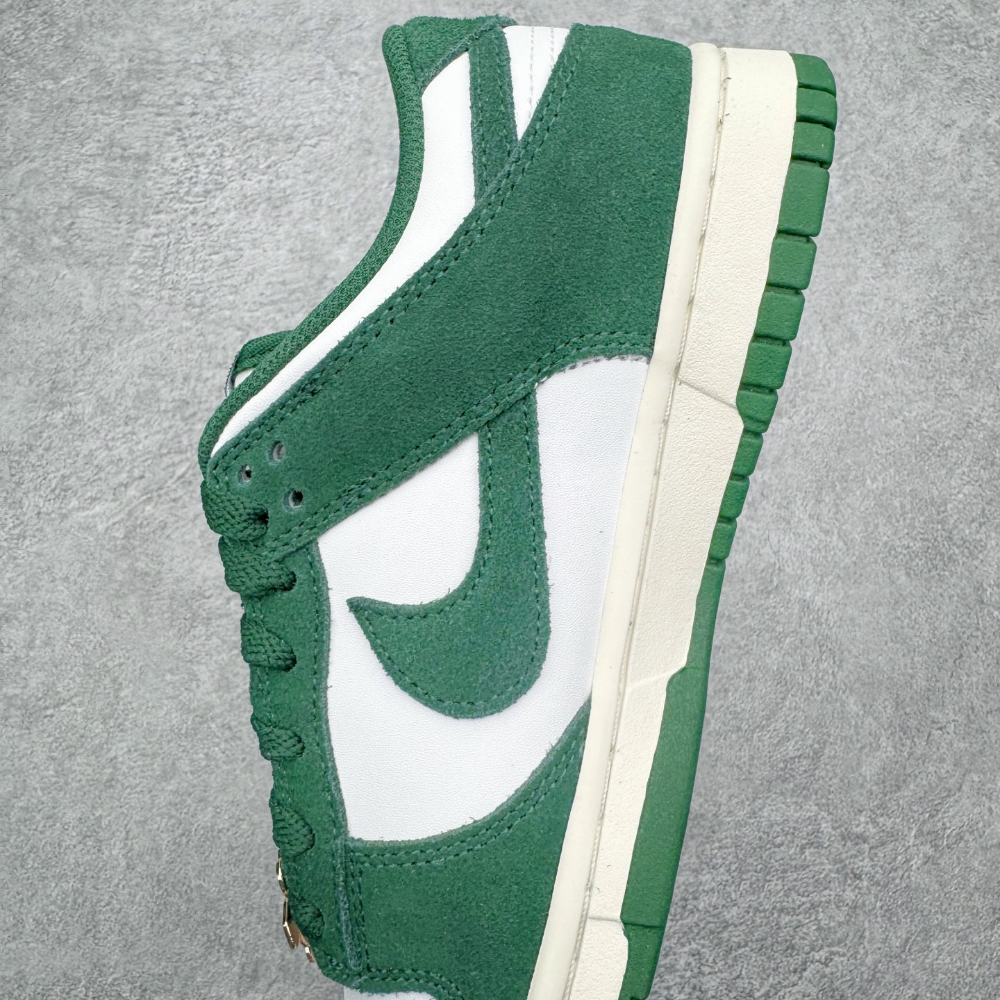 图片[7]-＃CS纯原 NK Dunk Low 白绿 IB4417-100 实力大厂出品 新配色陆续开发 利润个位数只为口碑 全套原纸板楦头开发 确保原汁原味 完美呈现DUNK版型 一比一鞋头弧度高度鞋身弧度 此版本只针对中端市场 皮料材质有所更替 其他数据细节工艺流程均保持一致 绝不口嗨 细节品控鞋型随意对比 独家私模官方第六代原厂航空铝磨具打磨大底 鞋头坡度极致还原 无解鞋型 原盒原配 圈内天花板工艺 原厂玻璃冲刀 超高清洁度 全鞋零毛边皮料切割 原厂中底布点胶 中底布拉帮走线遵循公司 尺码：36 36.5 37.5 38 38.5 39 40 40.5 41 42 42.5 43 44 44.5 45 46-选品中心