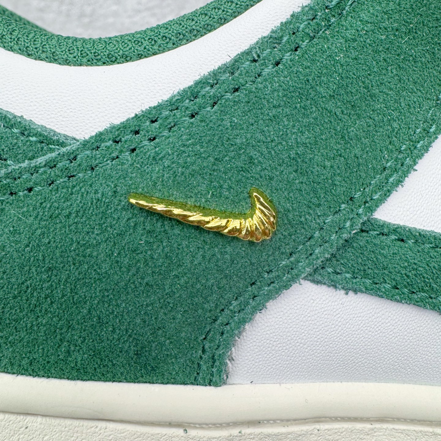 图片[17]-＃CS纯原 NK Dunk Low 白绿 IB4417-100 实力大厂出品 新配色陆续开发 利润个位数只为口碑 全套原纸板楦头开发 确保原汁原味 完美呈现DUNK版型 一比一鞋头弧度高度鞋身弧度 此版本只针对中端市场 皮料材质有所更替 其他数据细节工艺流程均保持一致 绝不口嗨 细节品控鞋型随意对比 独家私模官方第六代原厂航空铝磨具打磨大底 鞋头坡度极致还原 无解鞋型 原盒原配 圈内天花板工艺 原厂玻璃冲刀 超高清洁度 全鞋零毛边皮料切割 原厂中底布点胶 中底布拉帮走线遵循公司 尺码：36 36.5 37.5 38 38.5 39 40 40.5 41 42 42.5 43 44 44.5 45 46-选品中心