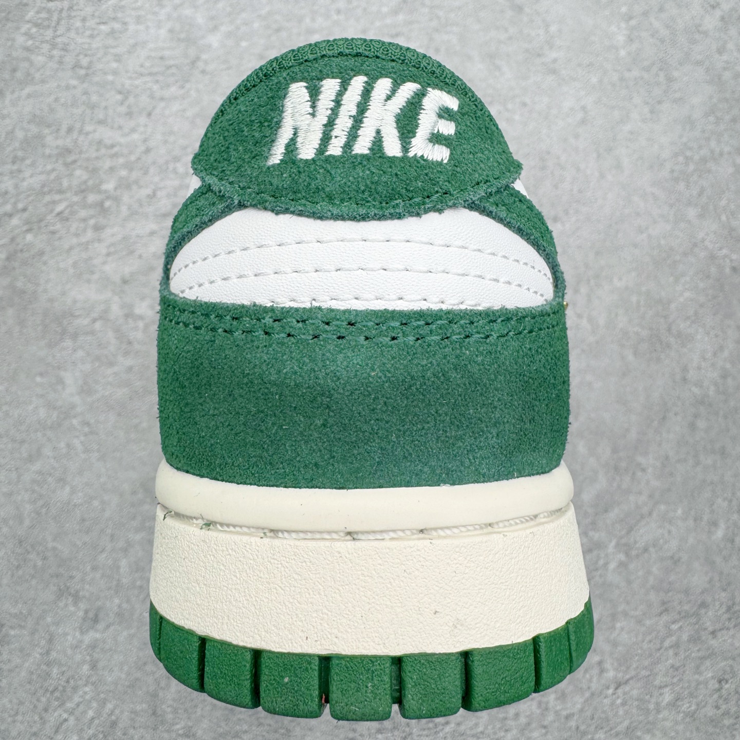 图片[8]-＃CS纯原 NK Dunk Low 白绿 IB4417-100 实力大厂出品 新配色陆续开发 利润个位数只为口碑 全套原纸板楦头开发 确保原汁原味 完美呈现DUNK版型 一比一鞋头弧度高度鞋身弧度 此版本只针对中端市场 皮料材质有所更替 其他数据细节工艺流程均保持一致 绝不口嗨 细节品控鞋型随意对比 独家私模官方第六代原厂航空铝磨具打磨大底 鞋头坡度极致还原 无解鞋型 原盒原配 圈内天花板工艺 原厂玻璃冲刀 超高清洁度 全鞋零毛边皮料切割 原厂中底布点胶 中底布拉帮走线遵循公司 尺码：36 36.5 37.5 38 38.5 39 40 40.5 41 42 42.5 43 44 44.5 45 46-选品中心