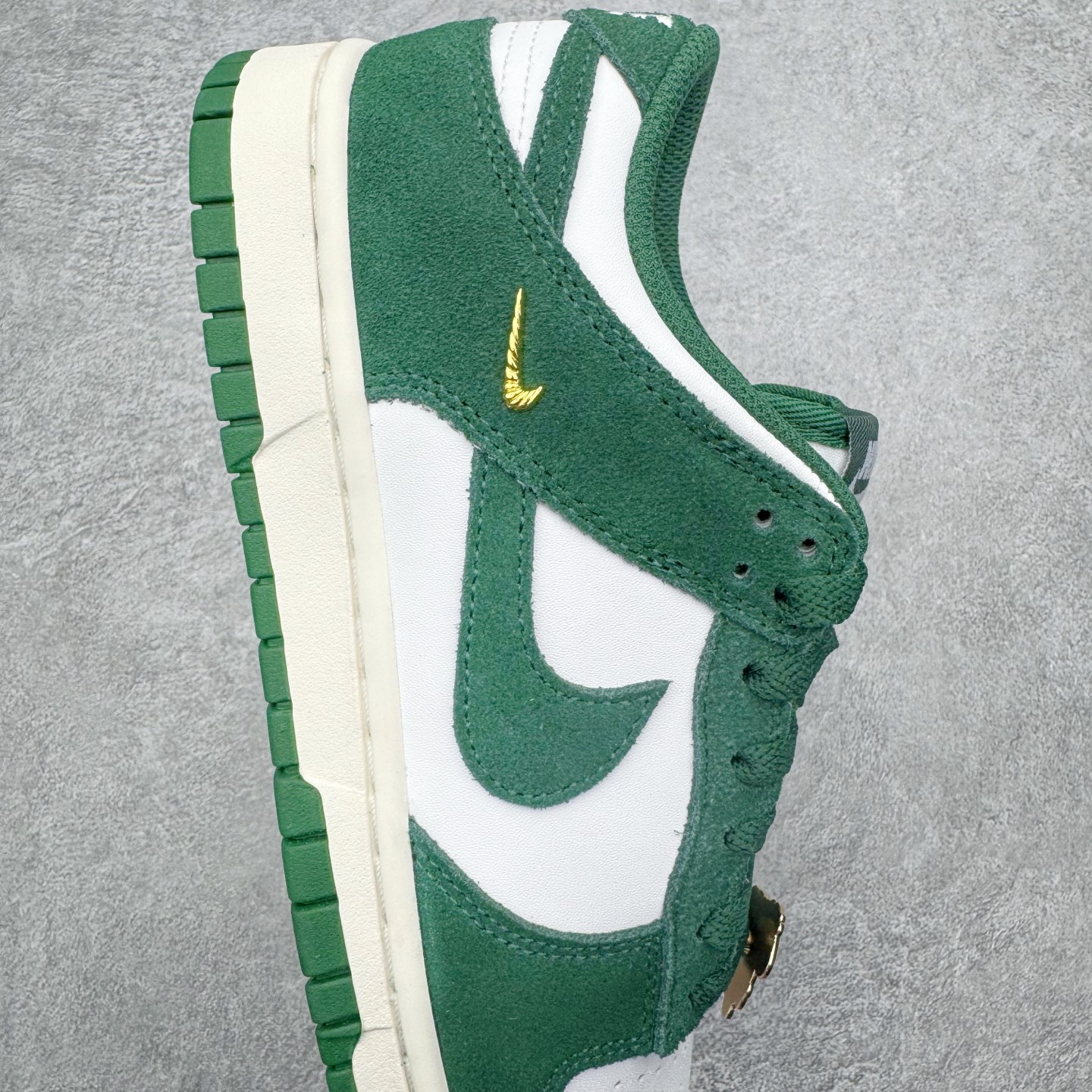 图片[6]-＃CS纯原 NK Dunk Low 白绿 IB4417-100 实力大厂出品 新配色陆续开发 利润个位数只为口碑 全套原纸板楦头开发 确保原汁原味 完美呈现DUNK版型 一比一鞋头弧度高度鞋身弧度 此版本只针对中端市场 皮料材质有所更替 其他数据细节工艺流程均保持一致 绝不口嗨 细节品控鞋型随意对比 独家私模官方第六代原厂航空铝磨具打磨大底 鞋头坡度极致还原 无解鞋型 原盒原配 圈内天花板工艺 原厂玻璃冲刀 超高清洁度 全鞋零毛边皮料切割 原厂中底布点胶 中底布拉帮走线遵循公司 尺码：36 36.5 37.5 38 38.5 39 40 40.5 41 42 42.5 43 44 44.5 45 46-选品中心