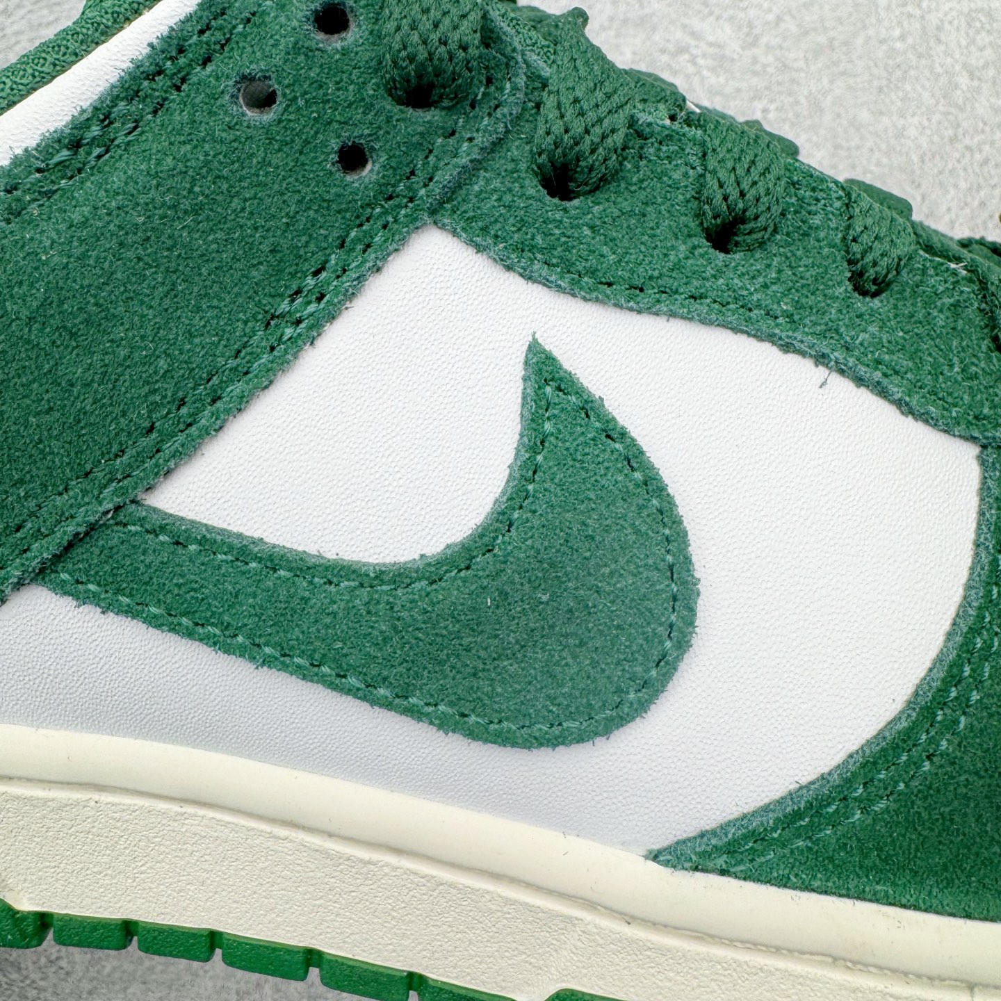 图片[18]-＃CS纯原 NK Dunk Low 白绿 IB4417-100 实力大厂出品 新配色陆续开发 利润个位数只为口碑 全套原纸板楦头开发 确保原汁原味 完美呈现DUNK版型 一比一鞋头弧度高度鞋身弧度 此版本只针对中端市场 皮料材质有所更替 其他数据细节工艺流程均保持一致 绝不口嗨 细节品控鞋型随意对比 独家私模官方第六代原厂航空铝磨具打磨大底 鞋头坡度极致还原 无解鞋型 原盒原配 圈内天花板工艺 原厂玻璃冲刀 超高清洁度 全鞋零毛边皮料切割 原厂中底布点胶 中底布拉帮走线遵循公司 尺码：36 36.5 37.5 38 38.5 39 40 40.5 41 42 42.5 43 44 44.5 45 46-选品中心