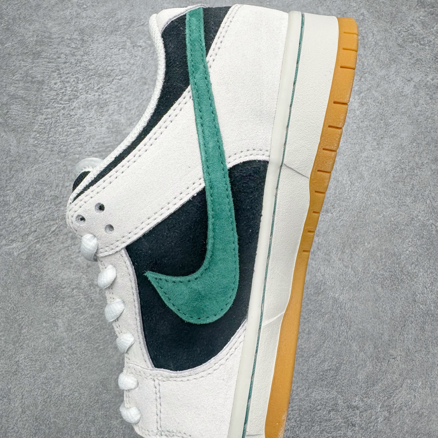 图片[7]-＃YC纯原 NK SB Dunk Low Pro 墨影疾风 HF3704-001 当经典Dunk Low的白色画布铺开，深邃墨色如夜雾浸染，一笔绿意恰似疾风掠过，墨为影，绿为风，在光影间跃动，如同城市夜色中忽然掠过的风，沉稳里藏不住鲜活的生命力。棕色鞋底压住整体色调，复古粗犷，每一步都稳扎却轻盈。实力大厂出品 新配色陆续开发 利润个位数只为口碑 全套原纸板楦头开发 确保原汁原味 完美呈现DUNK版型 一比一鞋头弧度高度鞋身弧度 此版本只针对中端市场 皮料材质有所更替 其他数据细节工艺流程均保持一致 绝不口嗨 细节品控鞋型随意对比 独家私模官方第六代原厂航空铝磨具打磨大底 鞋头坡度极致还原 无解鞋型 原盒原配 圈内天花板工艺 原厂玻璃冲刀 超高清洁度 全鞋零毛边皮料切割 原厂中底布点胶 中底布拉帮走线遵循公司 尺码：36 36.5 37.5 38 38.5 39 40 40.5 41 42 42.5 43 44 44.5 45 46-选品中心