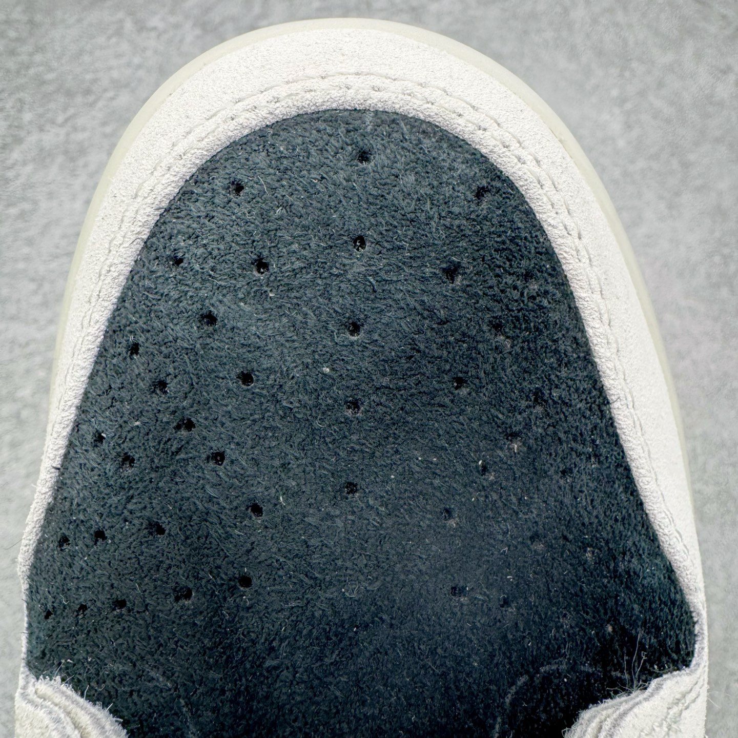 图片[14]-＃YC纯原 NK SB Dunk Low Pro 墨影疾风 HF3704-001 当经典Dunk Low的白色画布铺开，深邃墨色如夜雾浸染，一笔绿意恰似疾风掠过，墨为影，绿为风，在光影间跃动，如同城市夜色中忽然掠过的风，沉稳里藏不住鲜活的生命力。棕色鞋底压住整体色调，复古粗犷，每一步都稳扎却轻盈。实力大厂出品 新配色陆续开发 利润个位数只为口碑 全套原纸板楦头开发 确保原汁原味 完美呈现DUNK版型 一比一鞋头弧度高度鞋身弧度 此版本只针对中端市场 皮料材质有所更替 其他数据细节工艺流程均保持一致 绝不口嗨 细节品控鞋型随意对比 独家私模官方第六代原厂航空铝磨具打磨大底 鞋头坡度极致还原 无解鞋型 原盒原配 圈内天花板工艺 原厂玻璃冲刀 超高清洁度 全鞋零毛边皮料切割 原厂中底布点胶 中底布拉帮走线遵循公司 尺码：36 36.5 37.5 38 38.5 39 40 40.5 41 42 42.5 43 44 44.5 45 46-选品中心