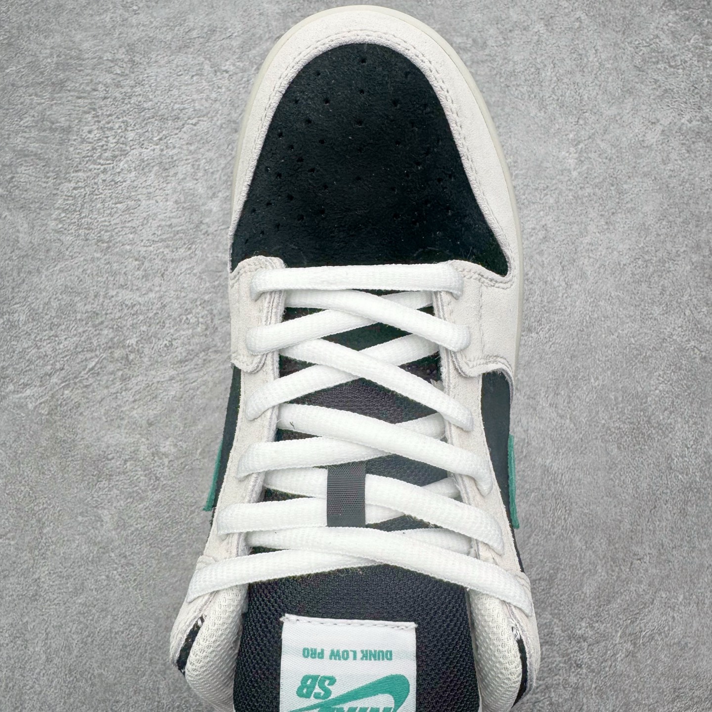 图片[4]-＃YC纯原 NK SB Dunk Low Pro 墨影疾风 HF3704-001 当经典Dunk Low的白色画布铺开，深邃墨色如夜雾浸染，一笔绿意恰似疾风掠过，墨为影，绿为风，在光影间跃动，如同城市夜色中忽然掠过的风，沉稳里藏不住鲜活的生命力。棕色鞋底压住整体色调，复古粗犷，每一步都稳扎却轻盈。实力大厂出品 新配色陆续开发 利润个位数只为口碑 全套原纸板楦头开发 确保原汁原味 完美呈现DUNK版型 一比一鞋头弧度高度鞋身弧度 此版本只针对中端市场 皮料材质有所更替 其他数据细节工艺流程均保持一致 绝不口嗨 细节品控鞋型随意对比 独家私模官方第六代原厂航空铝磨具打磨大底 鞋头坡度极致还原 无解鞋型 原盒原配 圈内天花板工艺 原厂玻璃冲刀 超高清洁度 全鞋零毛边皮料切割 原厂中底布点胶 中底布拉帮走线遵循公司 尺码：36 36.5 37.5 38 38.5 39 40 40.5 41 42 42.5 43 44 44.5 45 46-选品中心