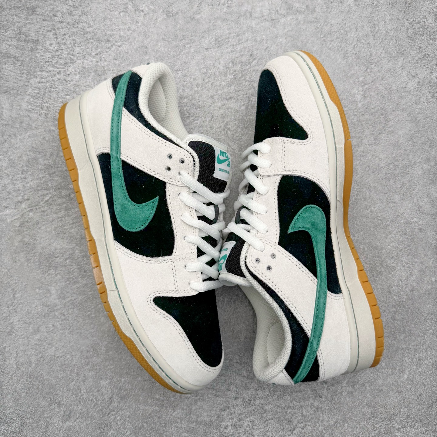 图片[3]-＃YC纯原 NK SB Dunk Low Pro 墨影疾风 HF3704-001 当经典Dunk Low的白色画布铺开，深邃墨色如夜雾浸染，一笔绿意恰似疾风掠过，墨为影，绿为风，在光影间跃动，如同城市夜色中忽然掠过的风，沉稳里藏不住鲜活的生命力。棕色鞋底压住整体色调，复古粗犷，每一步都稳扎却轻盈。实力大厂出品 新配色陆续开发 利润个位数只为口碑 全套原纸板楦头开发 确保原汁原味 完美呈现DUNK版型 一比一鞋头弧度高度鞋身弧度 此版本只针对中端市场 皮料材质有所更替 其他数据细节工艺流程均保持一致 绝不口嗨 细节品控鞋型随意对比 独家私模官方第六代原厂航空铝磨具打磨大底 鞋头坡度极致还原 无解鞋型 原盒原配 圈内天花板工艺 原厂玻璃冲刀 超高清洁度 全鞋零毛边皮料切割 原厂中底布点胶 中底布拉帮走线遵循公司 尺码：36 36.5 37.5 38 38.5 39 40 40.5 41 42 42.5 43 44 44.5 45 46-选品中心