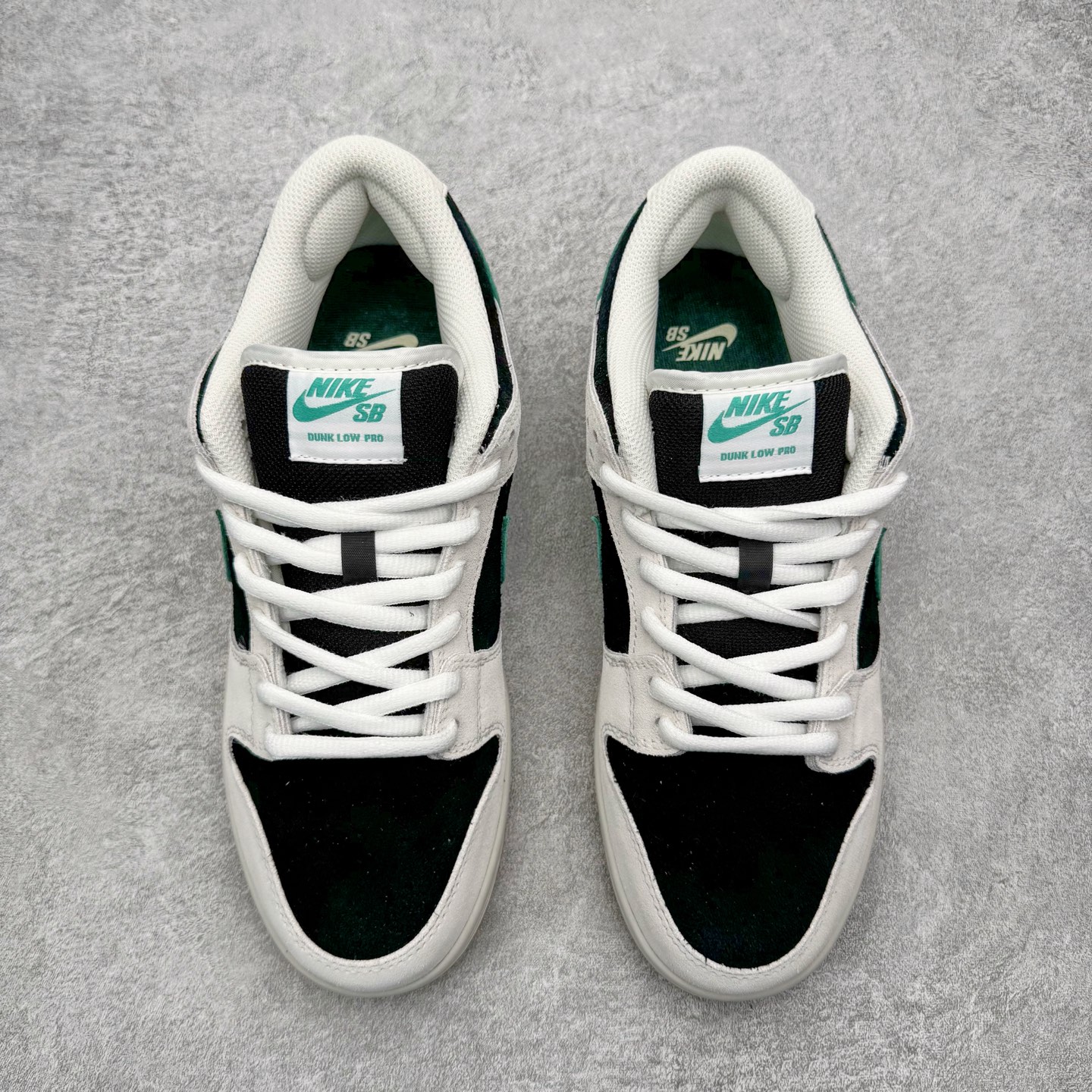 图片[2]-＃YC纯原 NK SB Dunk Low Pro 墨影疾风 HF3704-001 当经典Dunk Low的白色画布铺开，深邃墨色如夜雾浸染，一笔绿意恰似疾风掠过，墨为影，绿为风，在光影间跃动，如同城市夜色中忽然掠过的风，沉稳里藏不住鲜活的生命力。棕色鞋底压住整体色调，复古粗犷，每一步都稳扎却轻盈。实力大厂出品 新配色陆续开发 利润个位数只为口碑 全套原纸板楦头开发 确保原汁原味 完美呈现DUNK版型 一比一鞋头弧度高度鞋身弧度 此版本只针对中端市场 皮料材质有所更替 其他数据细节工艺流程均保持一致 绝不口嗨 细节品控鞋型随意对比 独家私模官方第六代原厂航空铝磨具打磨大底 鞋头坡度极致还原 无解鞋型 原盒原配 圈内天花板工艺 原厂玻璃冲刀 超高清洁度 全鞋零毛边皮料切割 原厂中底布点胶 中底布拉帮走线遵循公司 尺码：36 36.5 37.5 38 38.5 39 40 40.5 41 42 42.5 43 44 44.5 45 46-选品中心