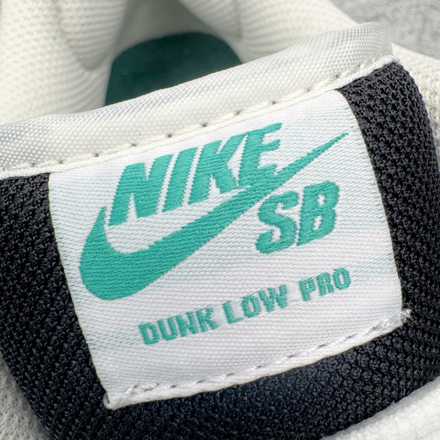 图片[13]-＃YC纯原 NK SB Dunk Low Pro 墨影疾风 HF3704-001 当经典Dunk Low的白色画布铺开，深邃墨色如夜雾浸染，一笔绿意恰似疾风掠过，墨为影，绿为风，在光影间跃动，如同城市夜色中忽然掠过的风，沉稳里藏不住鲜活的生命力。棕色鞋底压住整体色调，复古粗犷，每一步都稳扎却轻盈。实力大厂出品 新配色陆续开发 利润个位数只为口碑 全套原纸板楦头开发 确保原汁原味 完美呈现DUNK版型 一比一鞋头弧度高度鞋身弧度 此版本只针对中端市场 皮料材质有所更替 其他数据细节工艺流程均保持一致 绝不口嗨 细节品控鞋型随意对比 独家私模官方第六代原厂航空铝磨具打磨大底 鞋头坡度极致还原 无解鞋型 原盒原配 圈内天花板工艺 原厂玻璃冲刀 超高清洁度 全鞋零毛边皮料切割 原厂中底布点胶 中底布拉帮走线遵循公司 尺码：36 36.5 37.5 38 38.5 39 40 40.5 41 42 42.5 43 44 44.5 45 46-选品中心