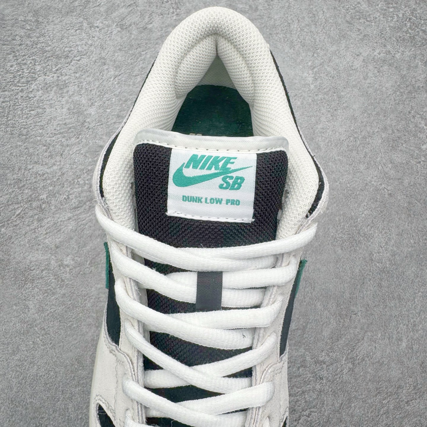 图片[5]-＃YC纯原 NK SB Dunk Low Pro 墨影疾风 HF3704-001 当经典Dunk Low的白色画布铺开，深邃墨色如夜雾浸染，一笔绿意恰似疾风掠过，墨为影，绿为风，在光影间跃动，如同城市夜色中忽然掠过的风，沉稳里藏不住鲜活的生命力。棕色鞋底压住整体色调，复古粗犷，每一步都稳扎却轻盈。实力大厂出品 新配色陆续开发 利润个位数只为口碑 全套原纸板楦头开发 确保原汁原味 完美呈现DUNK版型 一比一鞋头弧度高度鞋身弧度 此版本只针对中端市场 皮料材质有所更替 其他数据细节工艺流程均保持一致 绝不口嗨 细节品控鞋型随意对比 独家私模官方第六代原厂航空铝磨具打磨大底 鞋头坡度极致还原 无解鞋型 原盒原配 圈内天花板工艺 原厂玻璃冲刀 超高清洁度 全鞋零毛边皮料切割 原厂中底布点胶 中底布拉帮走线遵循公司 尺码：36 36.5 37.5 38 38.5 39 40 40.5 41 42 42.5 43 44 44.5 45 46-选品中心