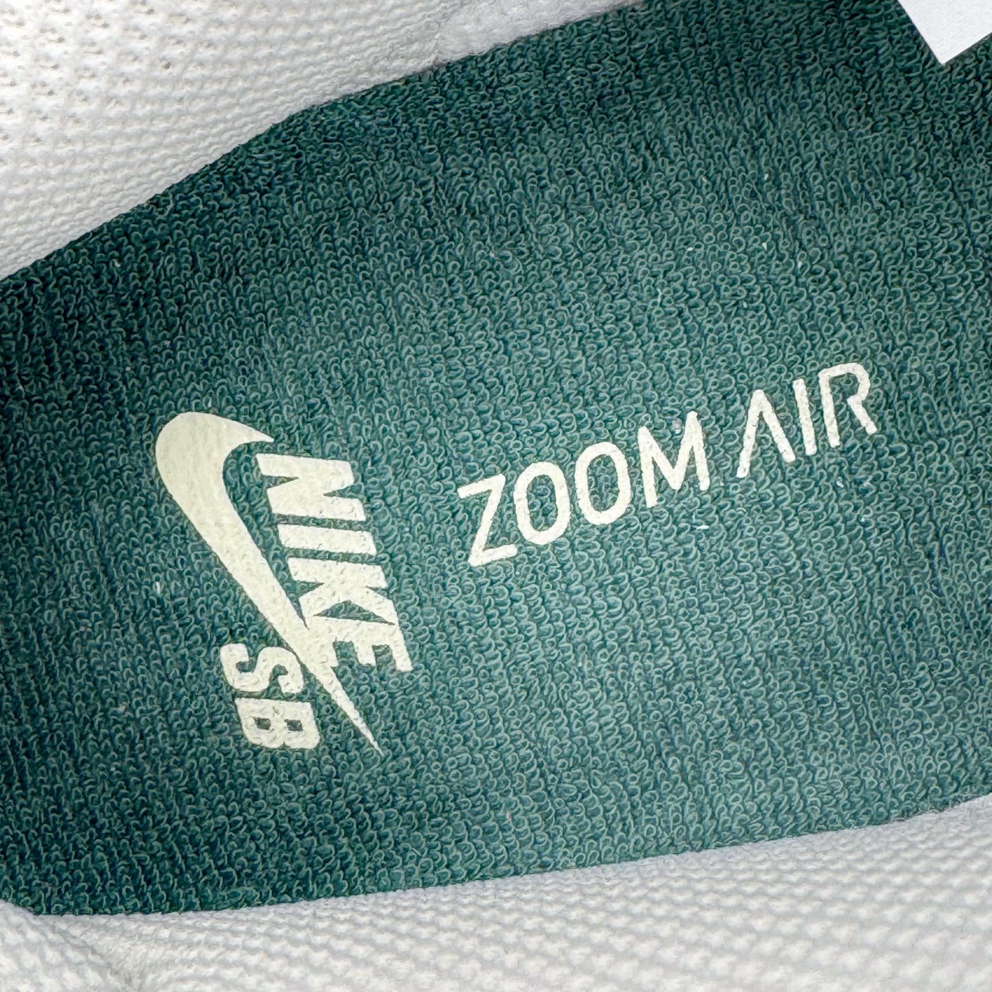 图片[11]-＃YC纯原 NK SB Dunk Low Pro 墨影疾风 HF3704-001 当经典Dunk Low的白色画布铺开，深邃墨色如夜雾浸染，一笔绿意恰似疾风掠过，墨为影，绿为风，在光影间跃动，如同城市夜色中忽然掠过的风，沉稳里藏不住鲜活的生命力。棕色鞋底压住整体色调，复古粗犷，每一步都稳扎却轻盈。实力大厂出品 新配色陆续开发 利润个位数只为口碑 全套原纸板楦头开发 确保原汁原味 完美呈现DUNK版型 一比一鞋头弧度高度鞋身弧度 此版本只针对中端市场 皮料材质有所更替 其他数据细节工艺流程均保持一致 绝不口嗨 细节品控鞋型随意对比 独家私模官方第六代原厂航空铝磨具打磨大底 鞋头坡度极致还原 无解鞋型 原盒原配 圈内天花板工艺 原厂玻璃冲刀 超高清洁度 全鞋零毛边皮料切割 原厂中底布点胶 中底布拉帮走线遵循公司 尺码：36 36.5 37.5 38 38.5 39 40 40.5 41 42 42.5 43 44 44.5 45 46-选品中心